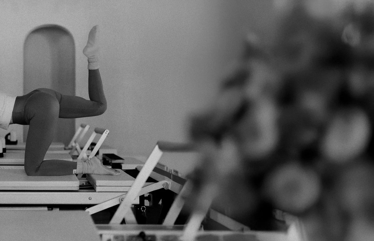 Founder Hanna Sellers mid-movement on a reformer at Pêche Pilates