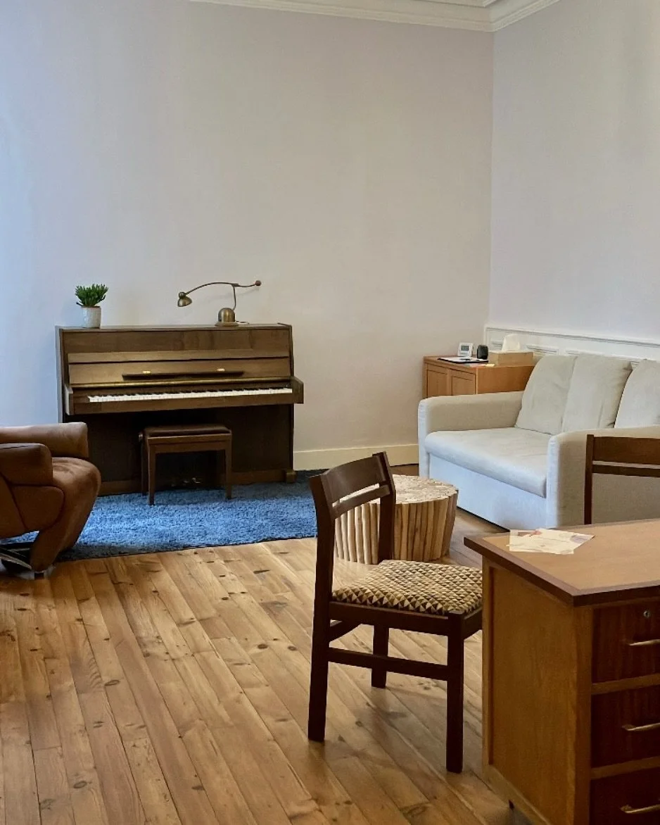Le cabinet 🛋️

Un espace d&rsquo;&eacute;coute, de jeu, d&rsquo;&eacute;change et de d&eacute;tente

Je vous accueille au cabinet de musicoth&eacute;rapie, &agrave; Pau, le lundi et le jeudi :

🥁pour des s&eacute;ances de musicoth&eacute;rapie acti