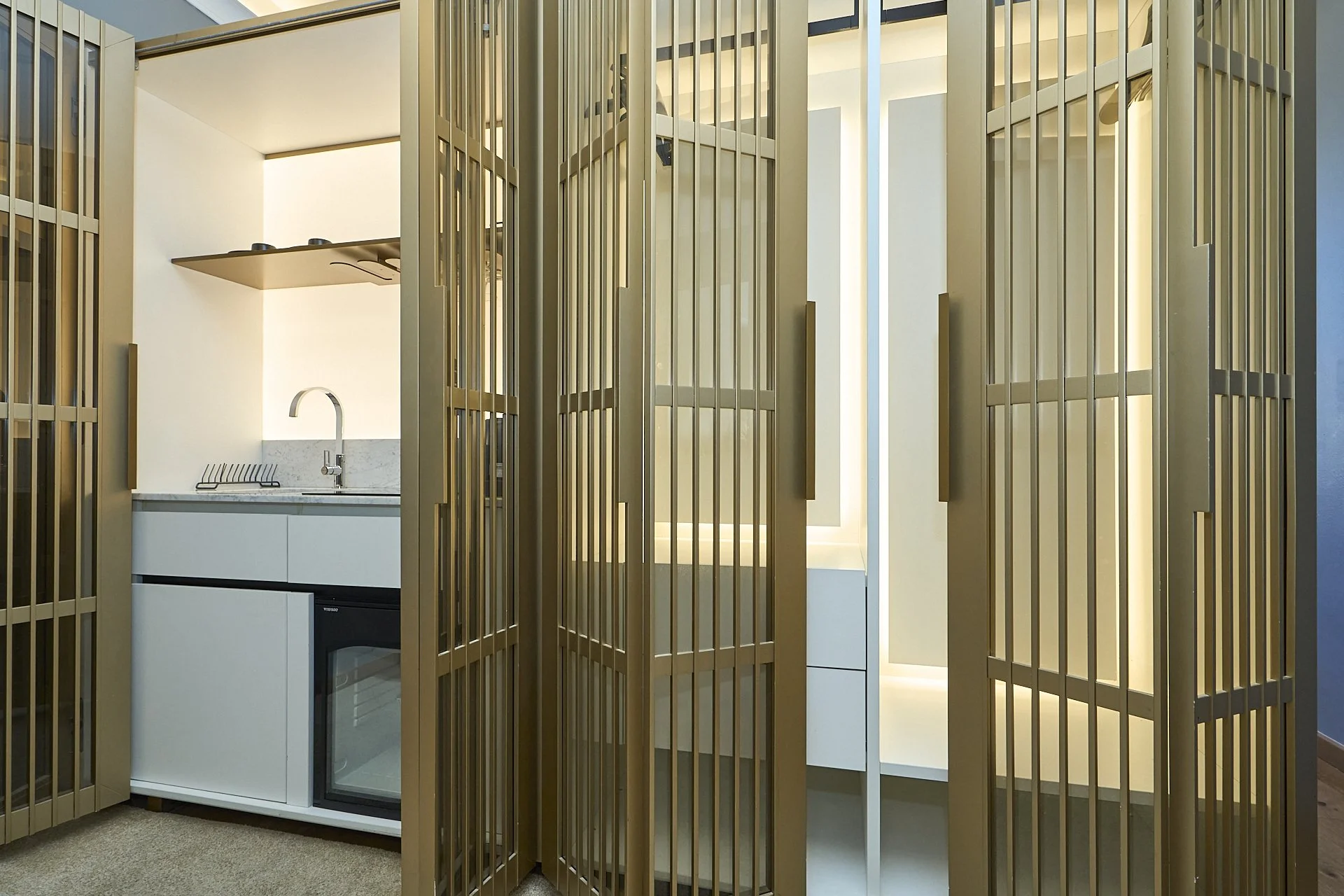 Angolo di una cucina futuristica vista attraverso delle pannellature di legno