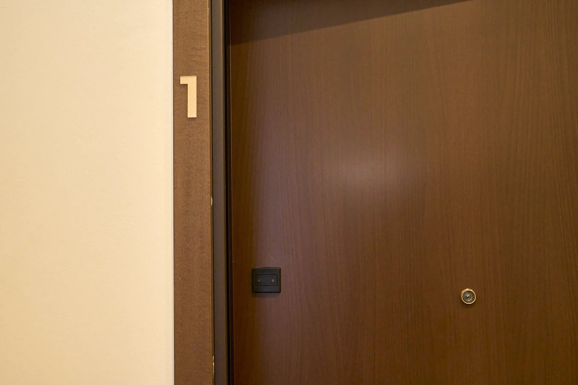 Porta di un hotel con il numero 1 e una luce di sicurezza