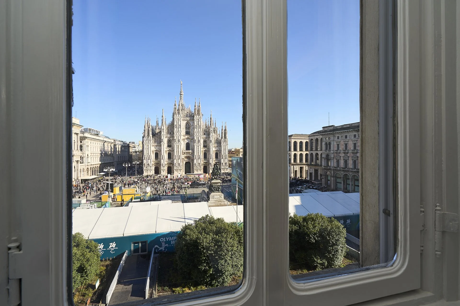 Vista della Cattedrale di Milano (Duomo) vista da una finestra