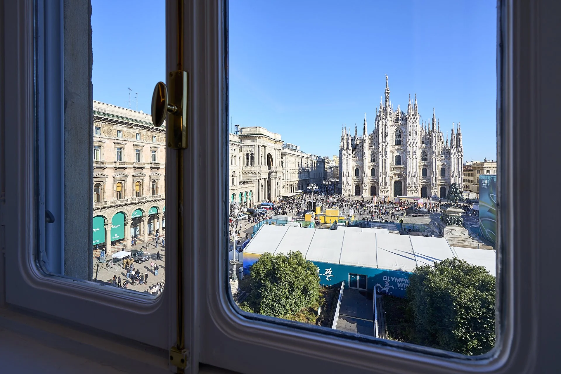 Vista della Cattedrale di Milano (Duomo) dalla finestra.