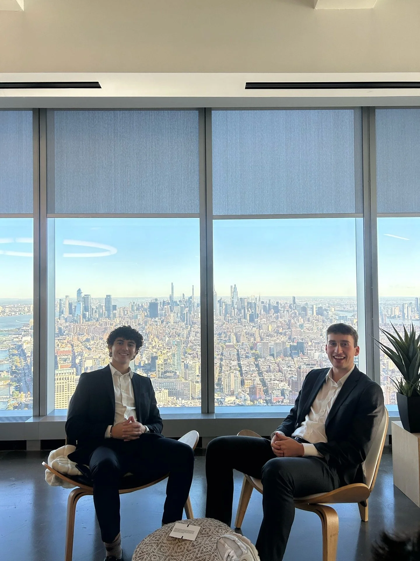 Last week, our chapter traveled to New York City for our annual site visit!!!🗽🍎🌃 Our brothers had the amazing opportunity to visit companies like DoorDash, LinkedIn, RBC, Olo, Suntory Global Spirits, and Iced media. They also had a happy hour in c