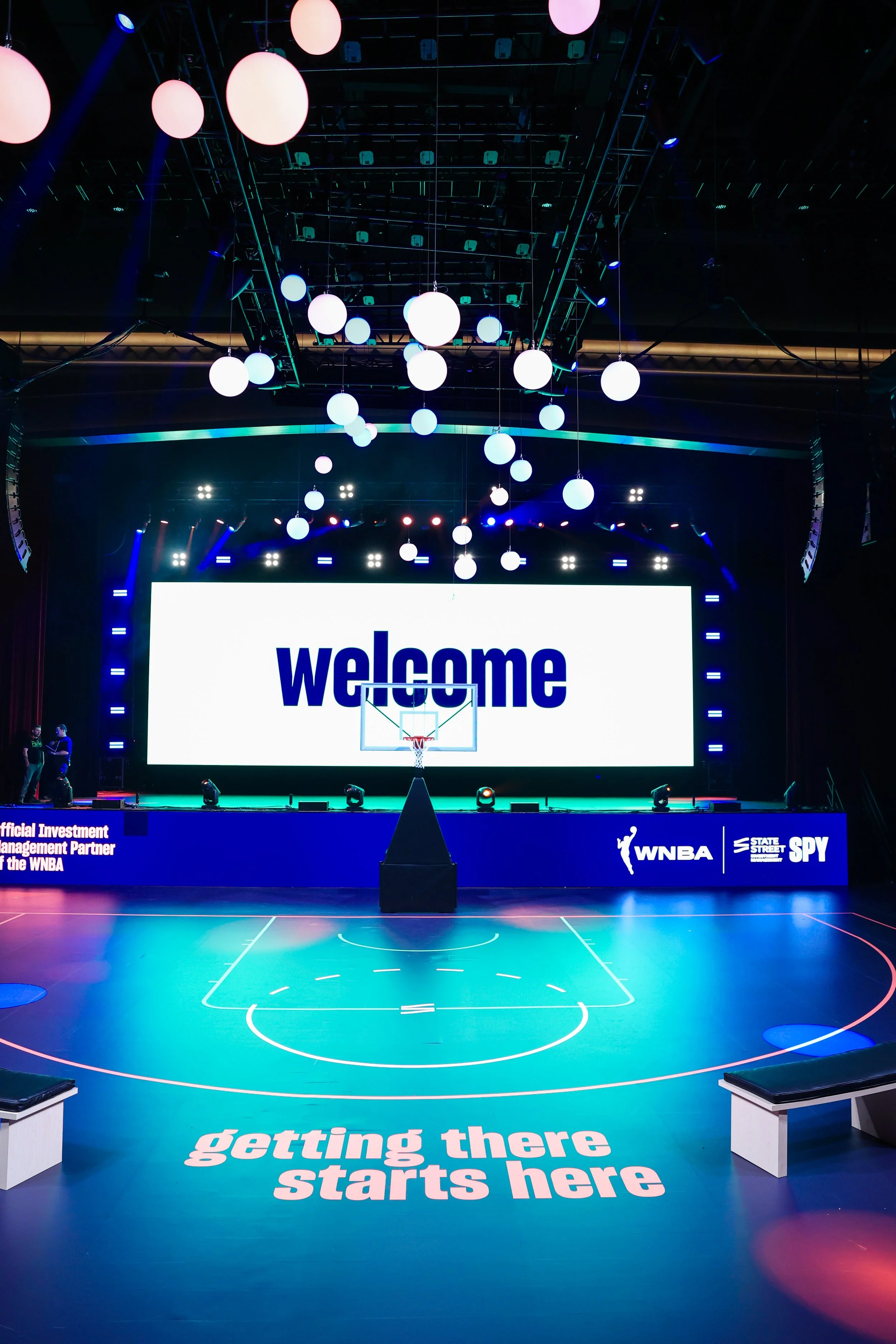 Welcome screen above the basketball court
