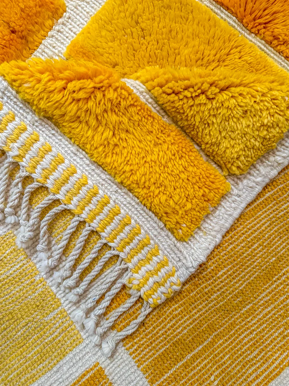 Moroccan Wool Rugs vs. Machine-Made Rugs: What’s the Real Difference?