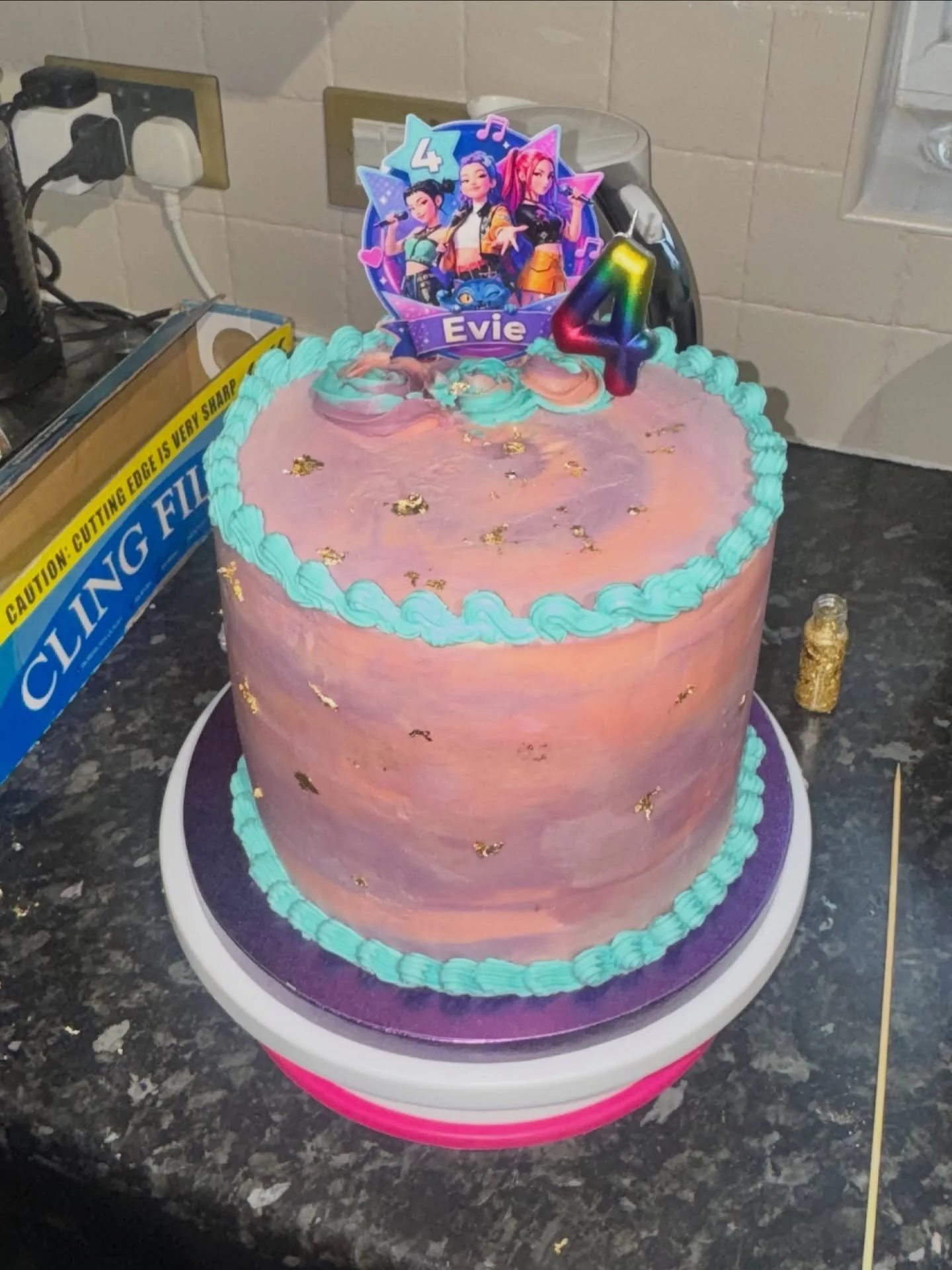 Busy bank holiday done right 💫

1️⃣ Making Evie&rsquo;s birthday cake 🎂
2️⃣ Evie&rsquo;s Birthday Bake Off (the competition was serious 😂) 🧁
3️⃣ Sophia living her best life in her new Bluey dressing gown 💙
4️⃣ Gym session ticked off 🏋️&zwj;♀️
5