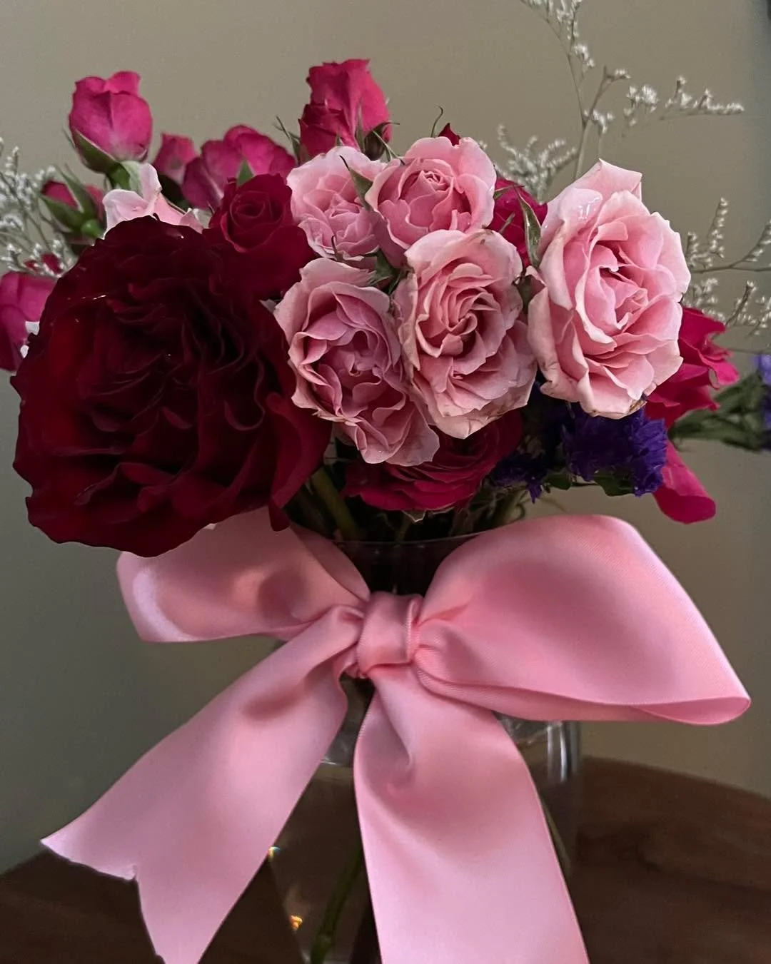 A Dad purchased this for his daughter 
So sweet  #feedinghillsflowers #giftsofflowersdesignedbyta #freedeliveryinfeedinghills #agawamflowers #springfieldma #flowers❤️daughters #pinkbows #01030Flowershop #413Flowers #floraldesigners #valentineroseAgaw