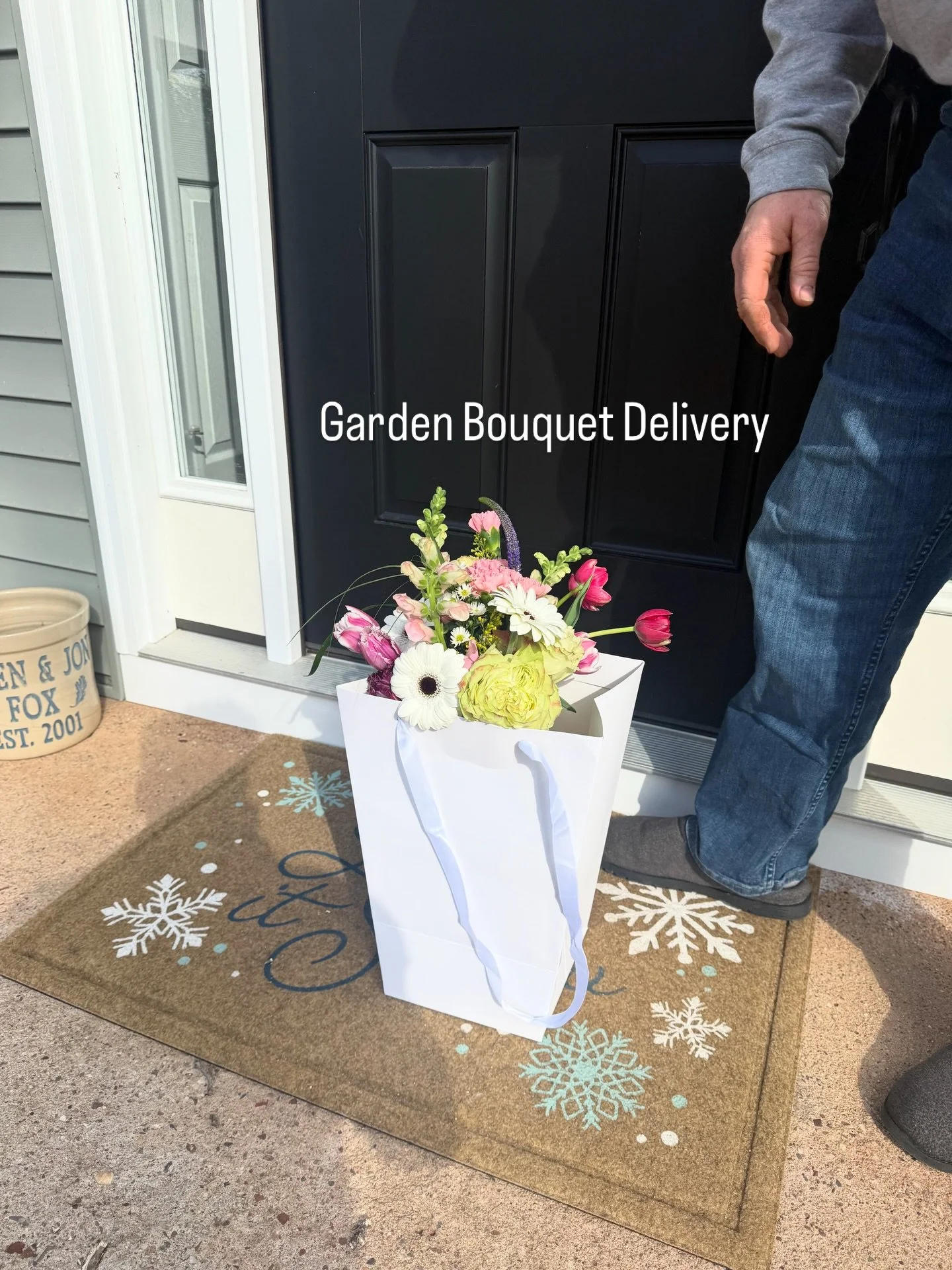 Local blooms just hit different!  There is something so special about a hand-curated garden bouquet. We&rsquo;ve wrapped these beauties in rustic burlap and twine, finished with a handwritten brown tag for that extra personal touch. 🏷️
The stars of 