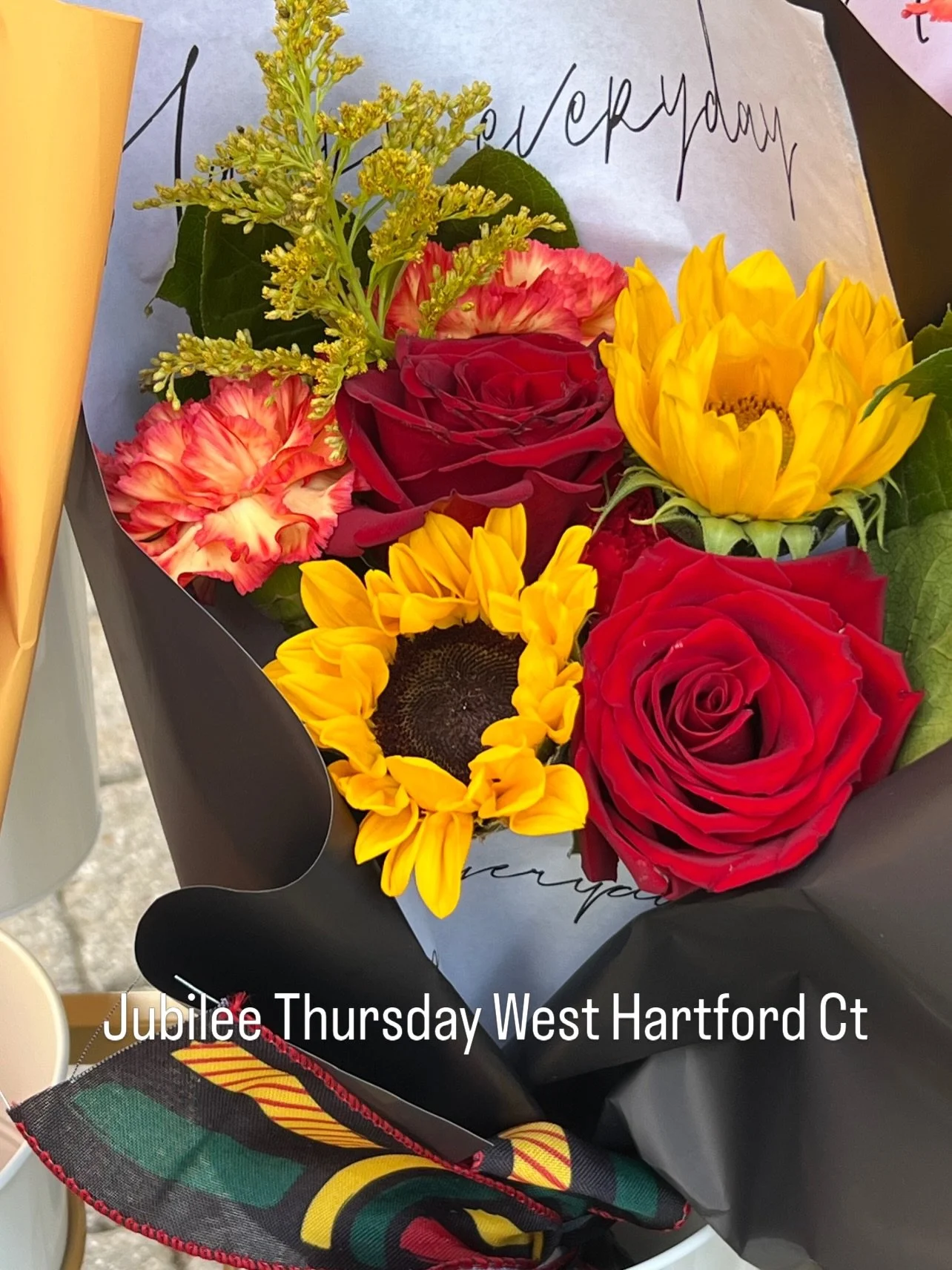 @townofwesthartfordct #flowerbar #westhartfordcenter #flowerpopup  #giftsofflowersdesignedbyta #alexavierflorist