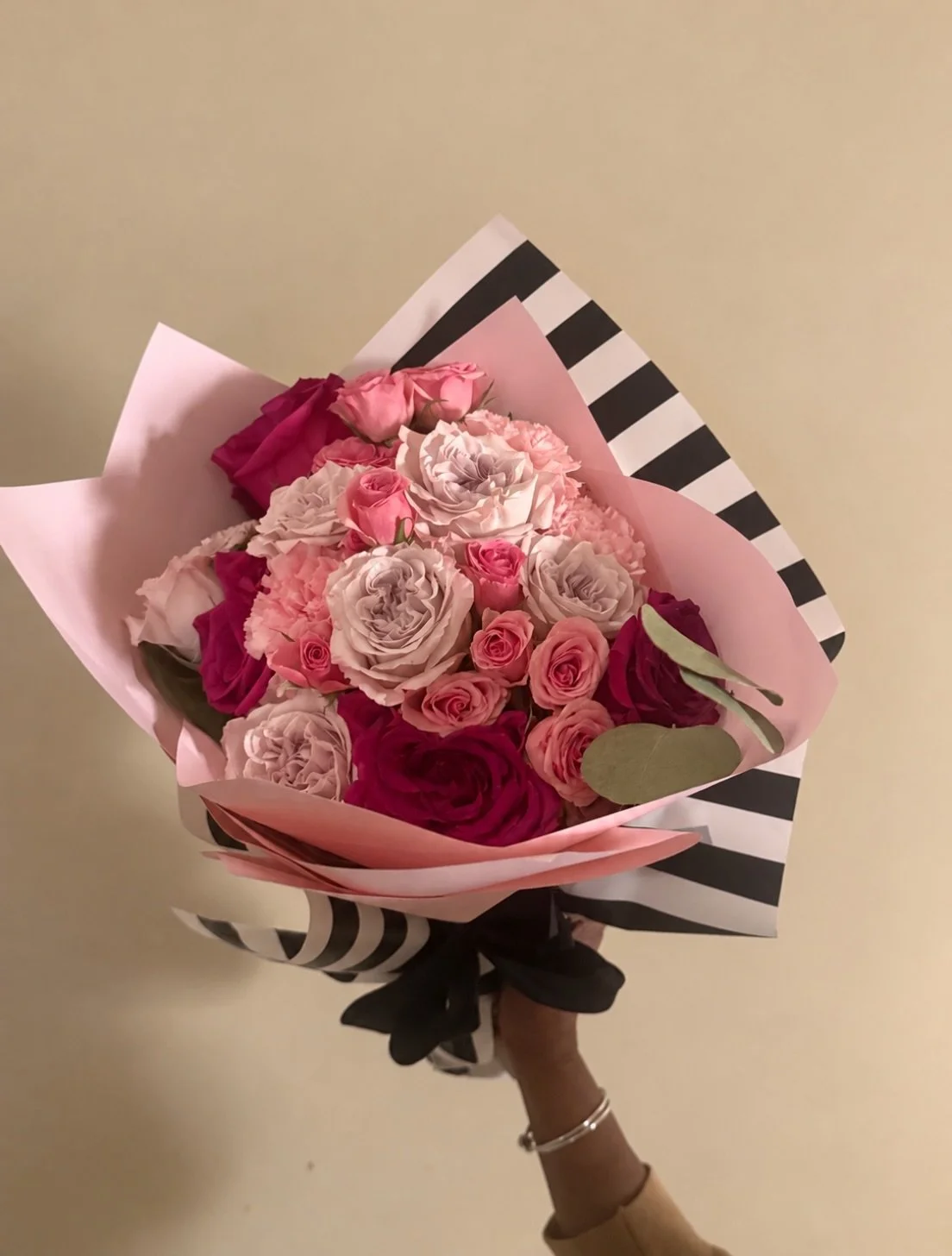 𝐒𝐨𝐟𝐭 𝐩𝐢𝐧𝐤𝐬, 𝐫𝐢𝐜𝐡 𝐛𝐞𝐫𝐫𝐲 𝐭𝐨𝐧𝐞𝐬, 𝐚𝐧𝐝 𝐚 𝐥𝐢𝐭𝐭𝐥𝐞 𝐝𝐫𝐚𝐦𝐚 𝐢𝐧 𝐭𝐡𝐞 𝐰𝐫𝐚𝐩𝐩𝐢𝐧𝐠.  Our daily hand-tied bouquet, dressed in blush paper and bold black-and-white stripes. Because an ordinary day deserves beautiful flo