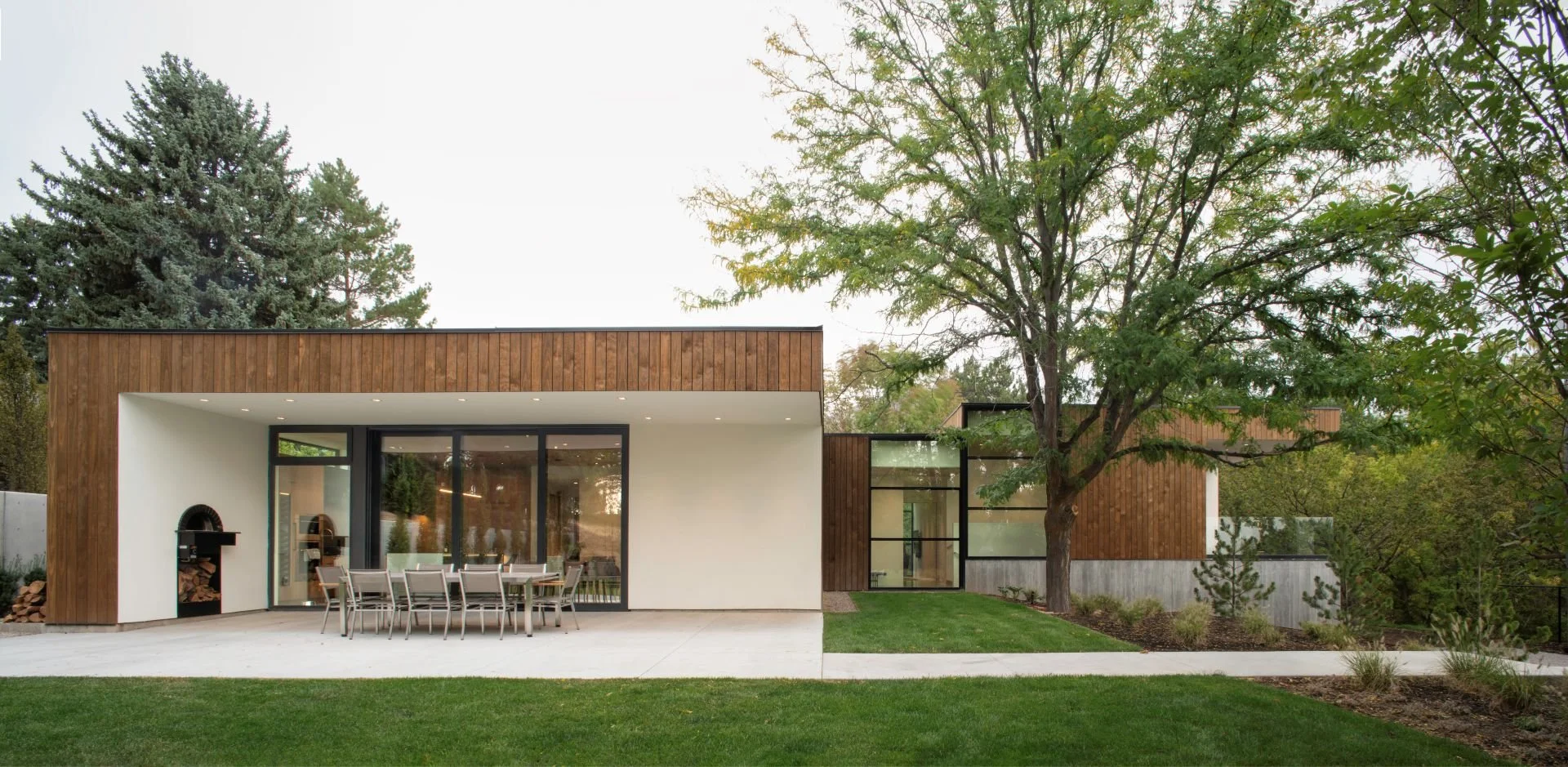 Rear elevation of patio dining and backyard designed by Sparano + Mooney Architecture