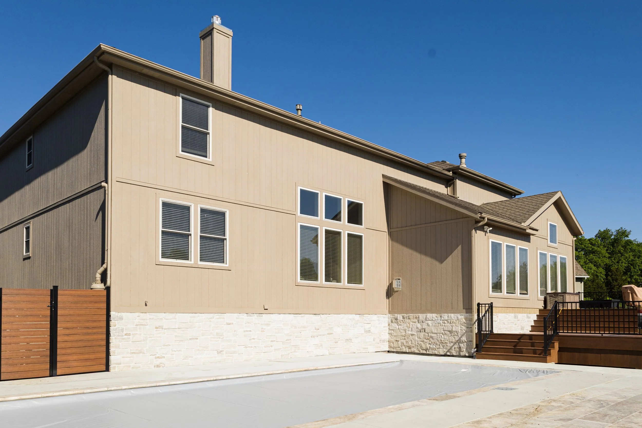 Master Stone Veneer and Masonry in Overland Park, KS

Transform exterior walls, outdoor kitchens, retaining walls, and pillars with precision installed stone veneer. Our master masonry team hand cuts and aligns every individual stone to ensure an int