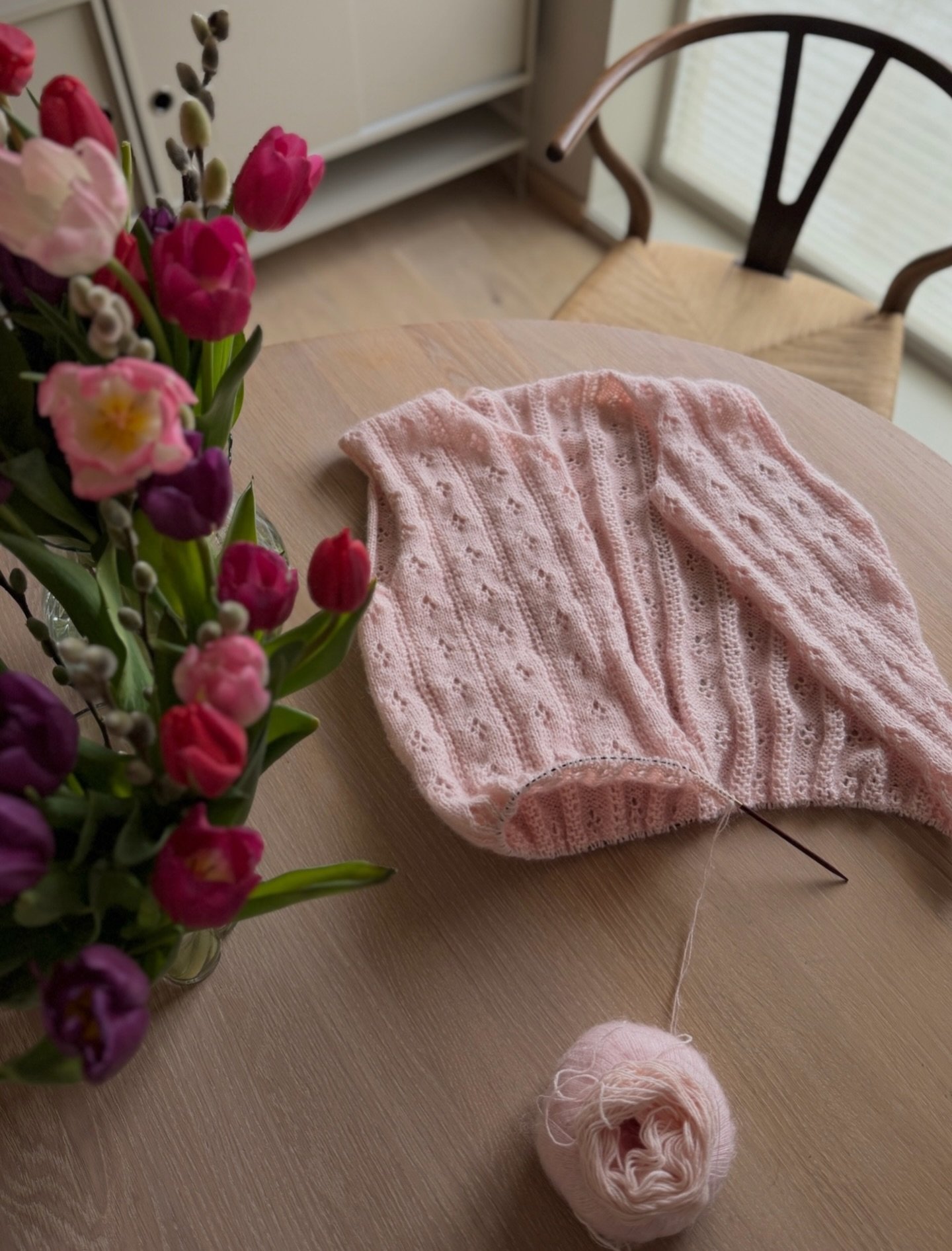 🌸✨ Marielle Cardigan coming up!

S&aring;&aring;&aring; g&oslash;y med responsen p&aring; reelen jeg la ut om at jeg holder p&aring; med et nytt design i Marielle-serien! Og ikke minst at s&aring; mange klarte &aring; gjette riktig😍 

Jeg holder p&