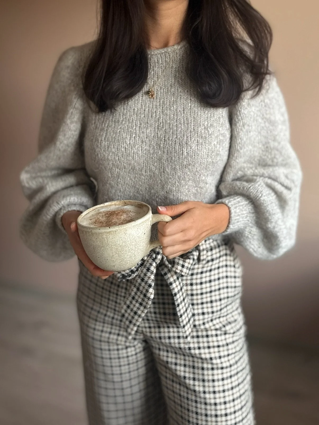 ☁️✨ Juliette Sweater

Borte bra, men hjemme best 🫶🏼 Jeg nyter en rolig morgen med en stor kopp kaffe latte og myk strikk, b&aring;de p&aring; kroppen og p&aring; pinnene 🧘🏻&zwj;♀️✨

Juliette Sweater strikkes ovenfra og ned, med puff- og ballonger