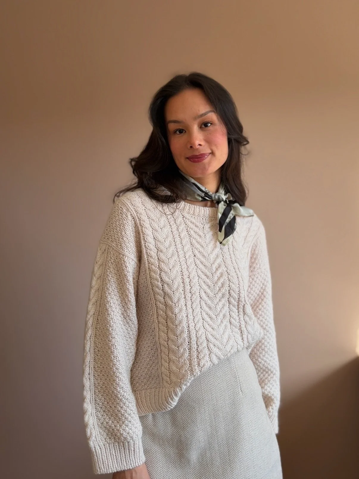 ☁️🫶🏼✨ Naomi Sweater

En hvit flettegenser f&oslash;les nesten som et &laquo;must&raquo; i  garderoben, og Naomi Sweater fyller den rollen perfekt hos meg 🤍

Genseren strikkes ovenfra og ned i dobbel perlestrikk og flettem&oslash;nster. Den har dob