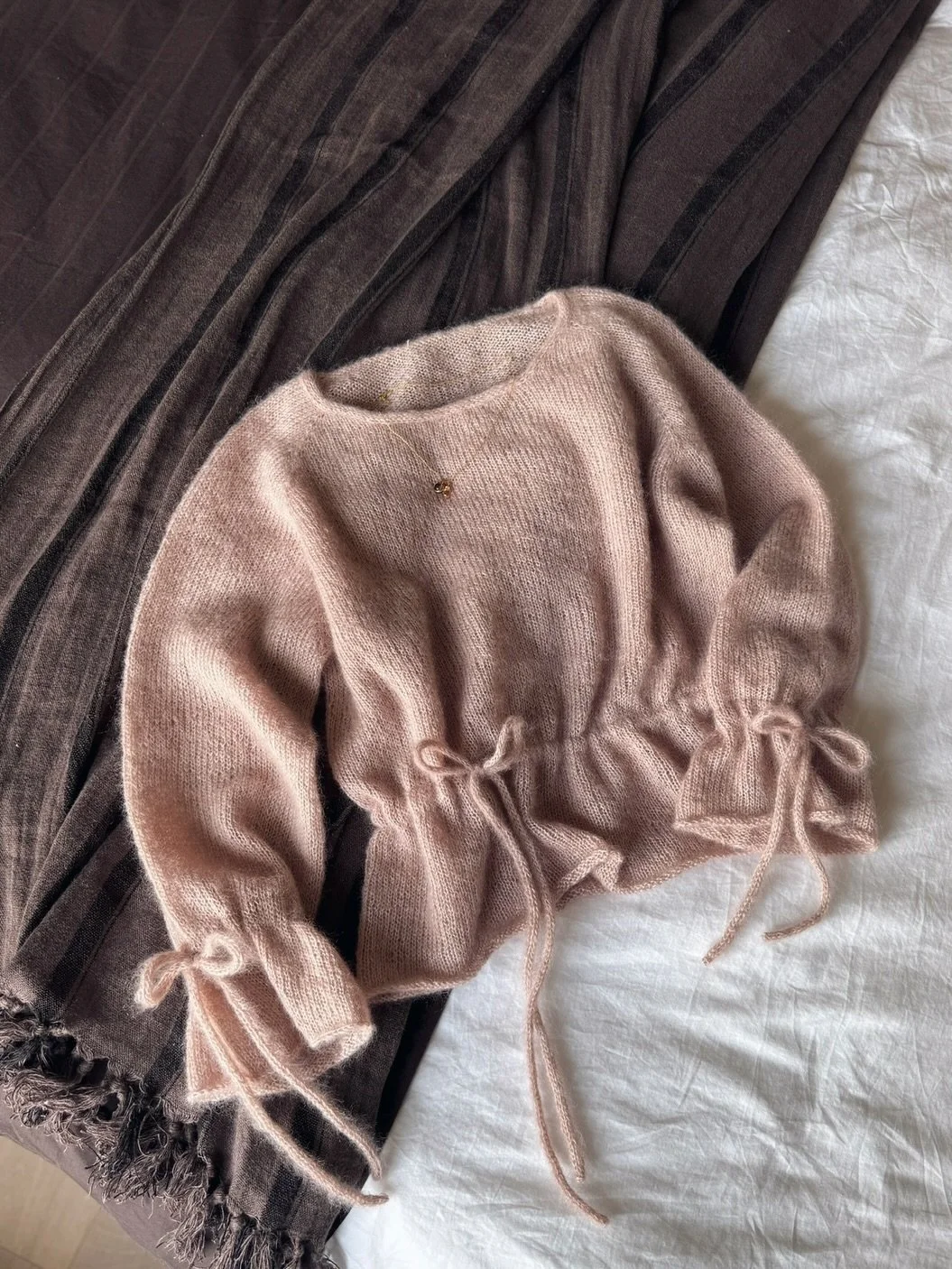 🌸✨ Lilou Blouse

En florlett og elegant bluse, strikket i dobbel tr&aring;d silk mohair ☁️

Blusen strikkes ovenfra og ned med raglan&oslash;kninger. Silhuetten formgis av i-cord-knyteb&aring;nd 🎀

Jeg dr&oslash;mmer om &aring; strikke meg enda en,