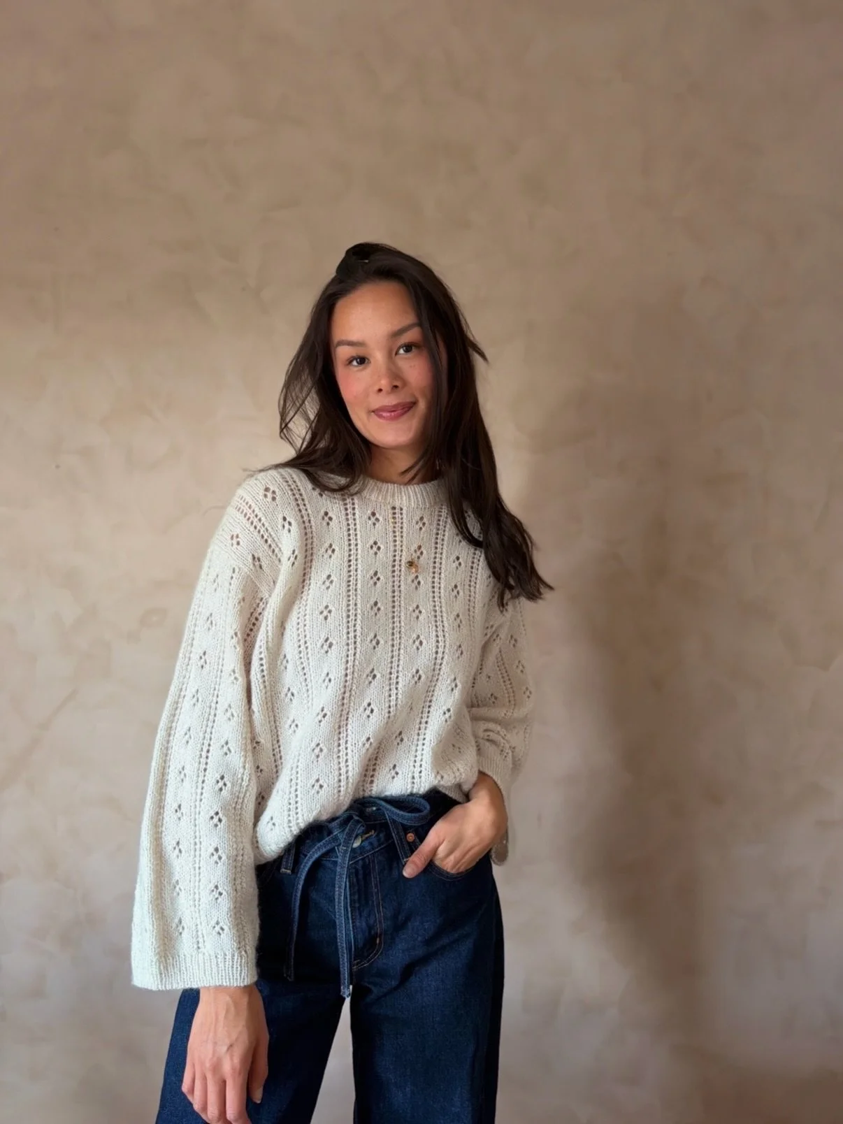 ☁️✨ Marielle Blouse

Tusen, tusen takk for den varme mottagelsen av den oppdaterte versjonen av Marielle Blouse-oppskriften😍🥰

Jeg inns&aring; nettopp at jeg ikke har vist frem denne hvite Marielle Blouse&rsquo;n jeg strikket i vinter🙈 

Parallelt