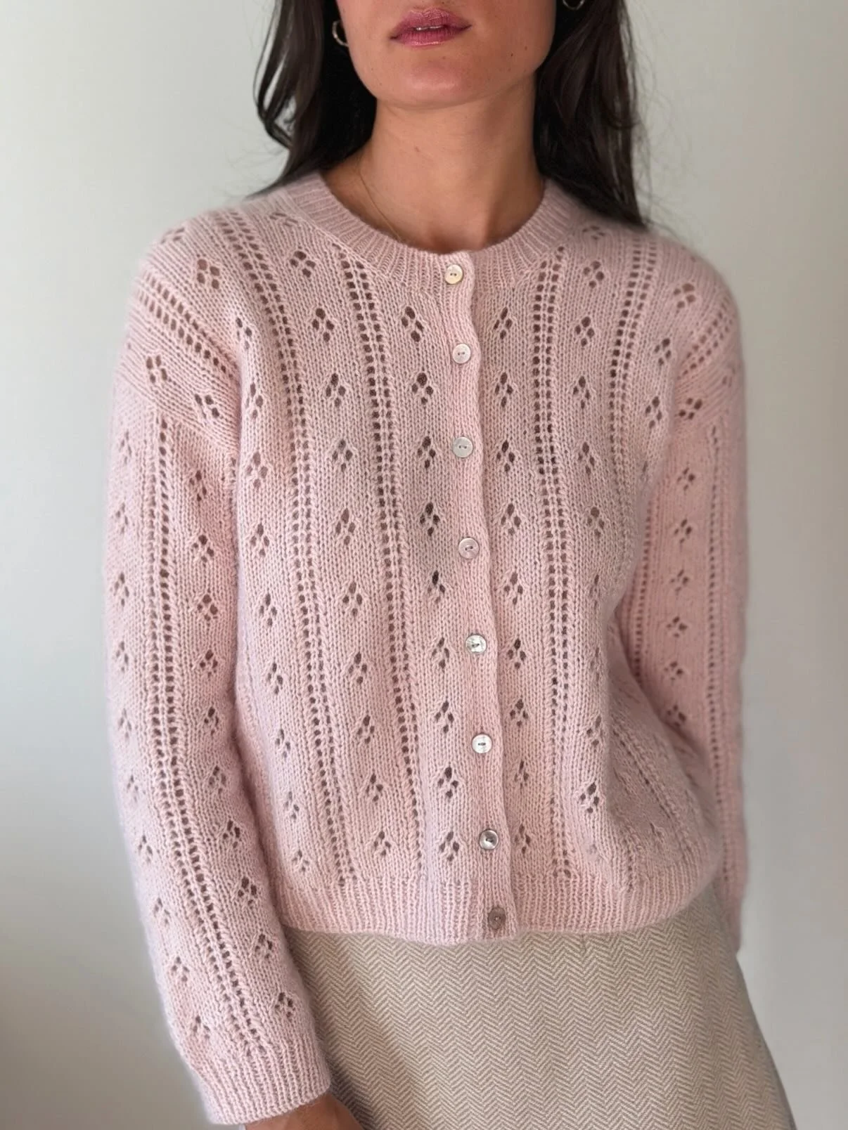 🌸🎊 Pattern Launch - Marielle Cardigan

Hurra, n&aring; er endelig oppskriften p&aring; Marielle Cardigan tilgjengelig p&aring; mariasverden.com og Ravelry 😍

Marielle Cardigan strikkes ovenfra og ned i et dekorativt hullm&oslash;nster inspirert po