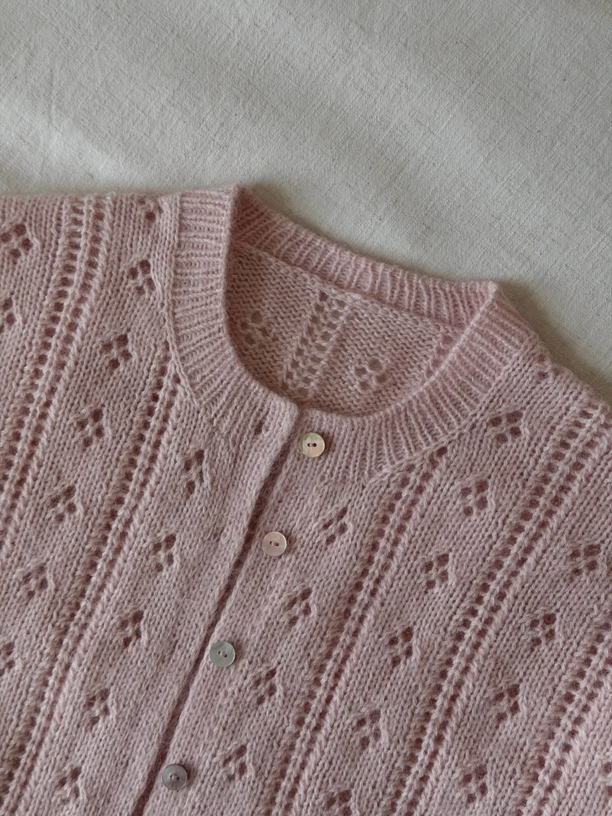 🌸✨ Marielle Cardigan 

Herlighet, s&aring; utrolig g&oslash;y med responsen p&aring; Marielle Cardigan🥹🥹😍 Tusen takk til alle som har kj&oslash;pt den nye oppskriften, og for alle fine og st&oslash;ttende ord🥹😍

Marielle Cardigan strikkes ovenf