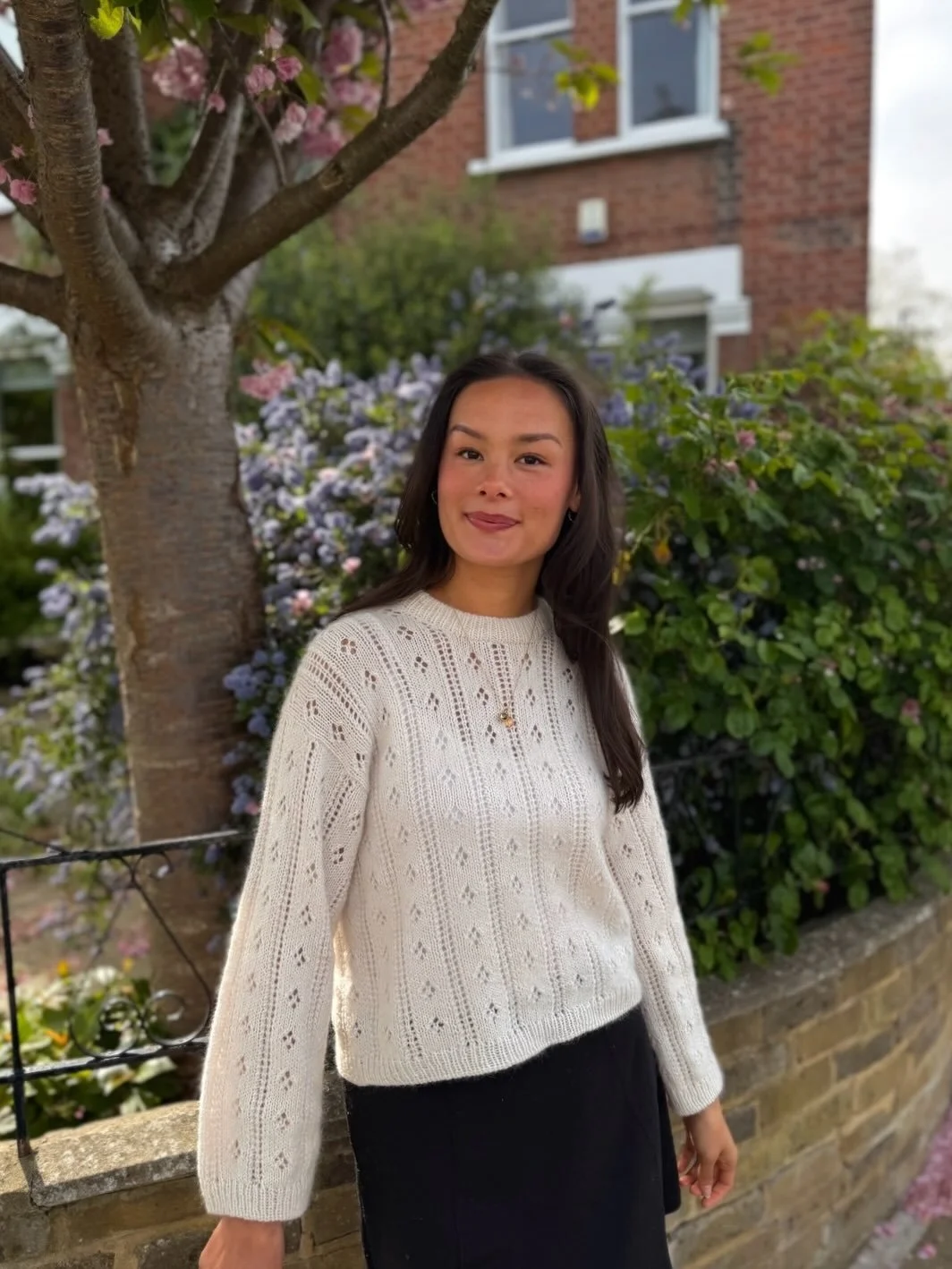 Marielle Blouse 🌸✨

Min hvite Marielle Blouse fikk bli med til London 🕊️✨ London er helt nydelig med blomster p&aring; alle tr&aelig;rne og en varm, nesten sommerlig luft 🌸 Og akkurat n&aring; f&oslash;les Marielle Blouse som det perfekte plagget 