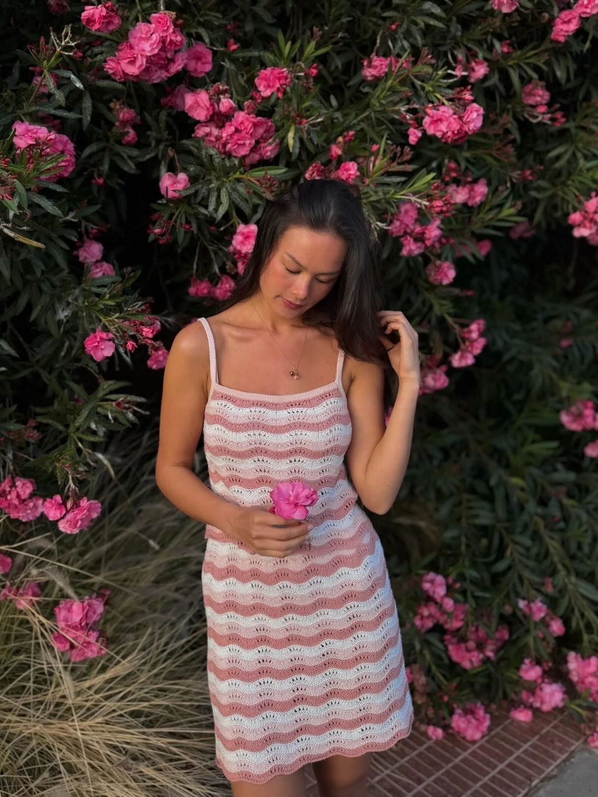 🌺🌞 Louisa Set

Jeg elsker &aring; strikke lette plagg i hullm&oslash;nster om sommeren🌸✨ Ideen om Louisa Set tok utgangspunkt i nettopp dette🫶🏼 Louisa Set er feminint, luftig og perfekt p&aring; varme sommerdager!

Louisa Top og Skirt strikkes n