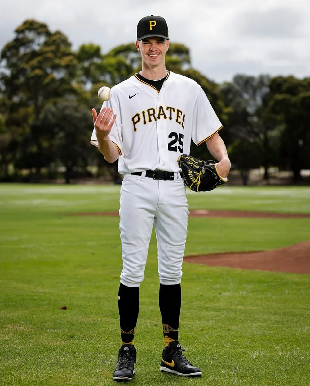 Robinson Smith Signs with  pittsburgh pirates