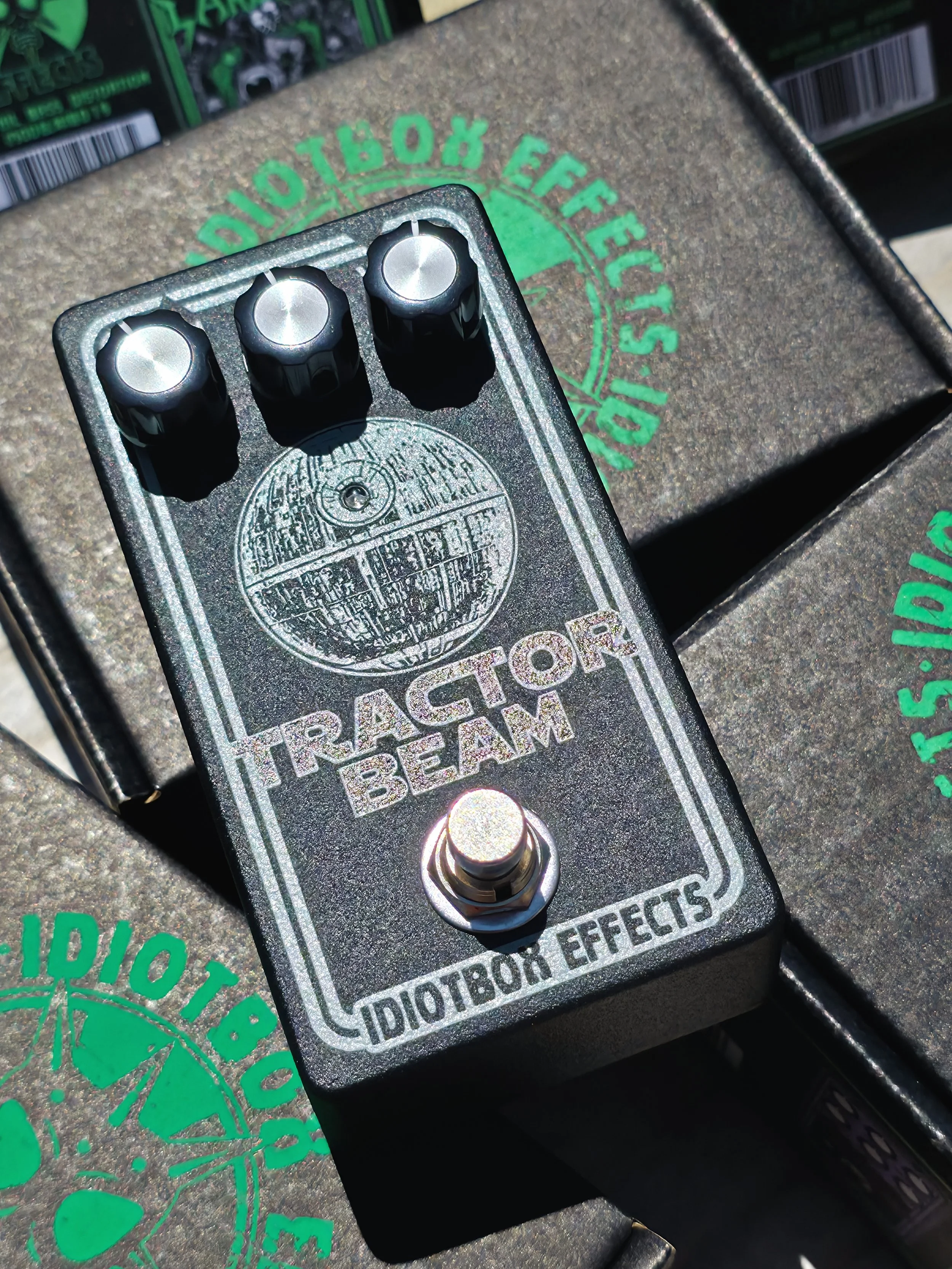 IdiotBox Tractor Beam Bass Fuzz | Muff-Style Bass Fuzz Pedal