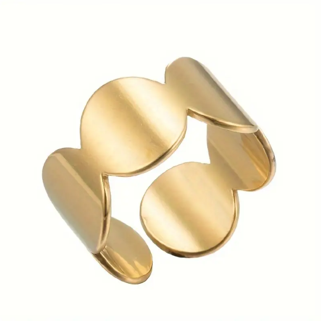 Add a touch of modern elegance to your style with this gold-plated geometric scallop edged ring, featuring a bold yet minimalist design.