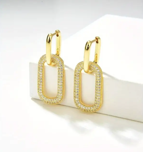 Upgrade your style with these Classic Gold-Plated Rhinestone Interlocking Chain Earrings – a perfect blend of elegance and modern design for any occasion.