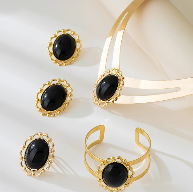 Make an unforgettable entrance with Mozzimo Jewelry’s 5 piece gold-plated black gemstone statement set, the ultimate in bold, elegant fashion.