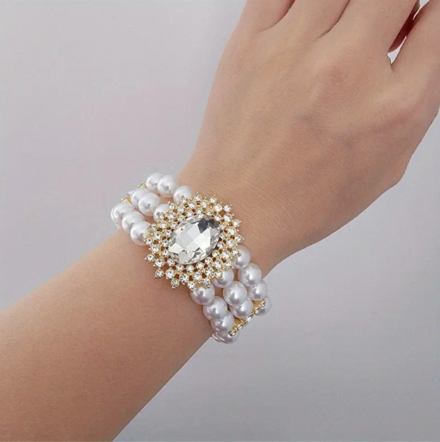 Elegant silver imitation pearl jeweled bracelet cuff, combining timeless charm and trendy design to enhance your jewelry collection with modern sophistication.
