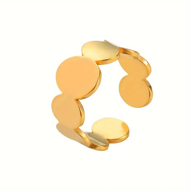 Add a touch of modern elegance to your style with this gold-plated geometric scallop edged ring, featuring a bold yet minimalist design.