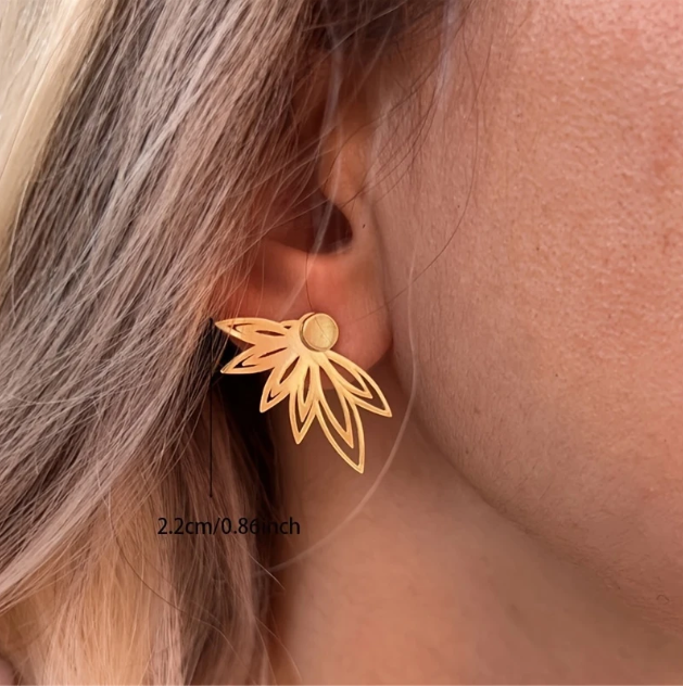 goldplated_lasercut_halfflower_Stud_earrings_specs_1.png