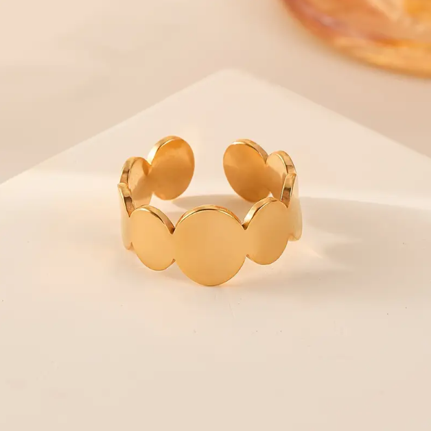 Add a touch of modern elegance to your style with this gold-plated geometric scallop edged ring, featuring a bold yet minimalist design.
