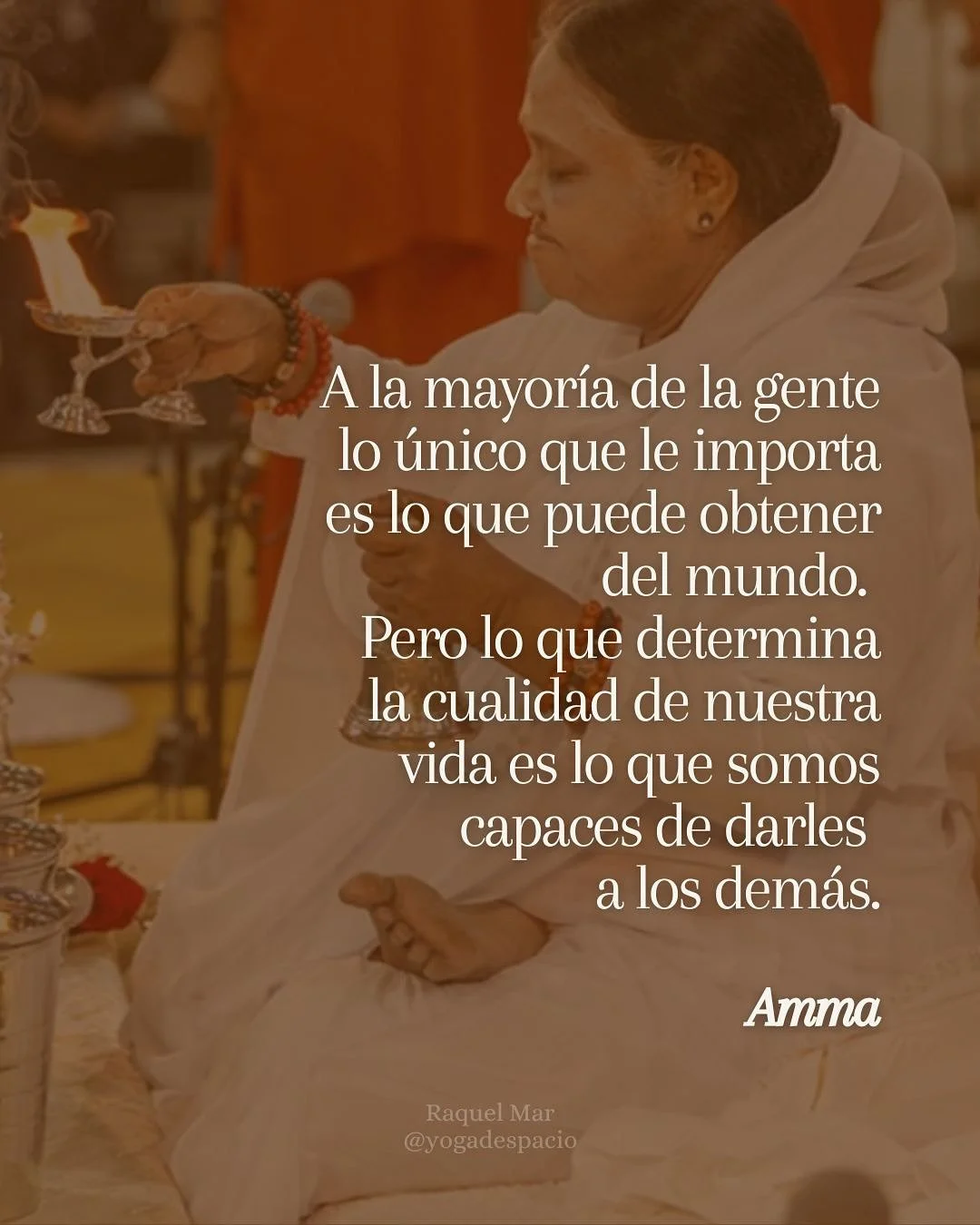 La semana pasada vino Amma y pude estar cerca de ella, meditar y recibir el darshan, su abrazo. Hac&iacute;a 6 a&ntilde;os que no la ve&iacute;a. Y va a hacer 10 a&ntilde;os (&iexcl;10 a&ntilde;os!) que estuve en su ashram en India. 

Tengo muy pocas