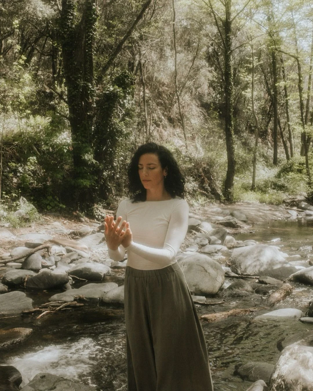 La fuerza de lo suave. 

Cuerpo de agua, de r&iacute;os, cascadas, remolinos, 
que fluyen y confluyen. 

Movimiento, gesto, caricia. 

Una fuerza suave que erosiona las durezas de esta tierra. 

Abriendo caminos, surcos, posibilidades. 

Mover las ag