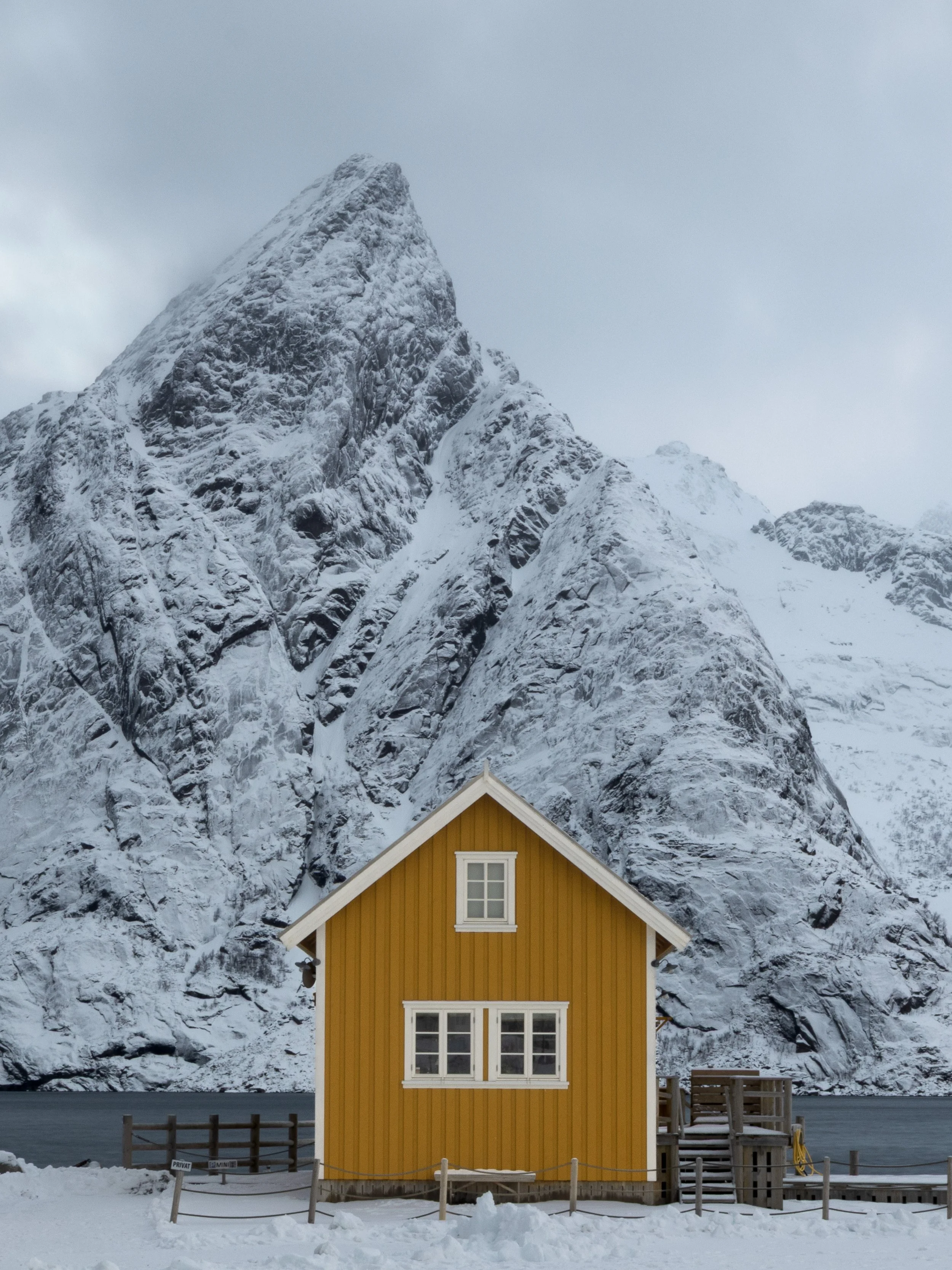 The famous yellow cabin / Sakrisøy