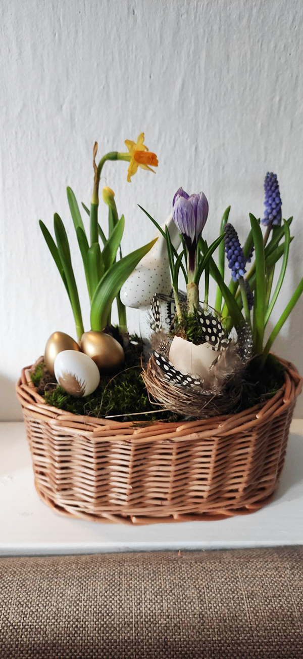 Kompozycje florystyczne w wiklinowych koszykach