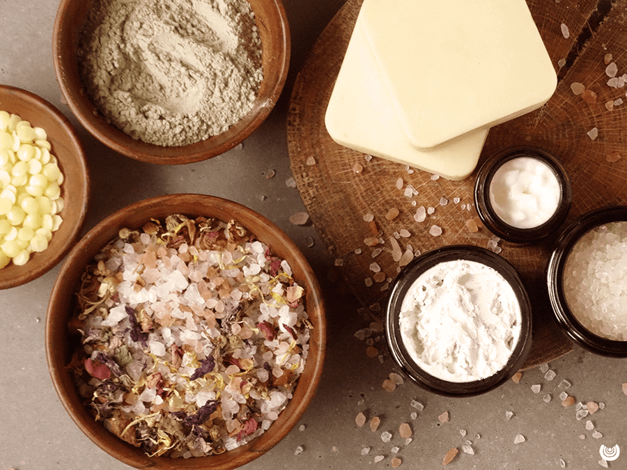 naturalne składniki i półprodukty kosmetyczne wykorzystywane na warsztatach w CARAMEL