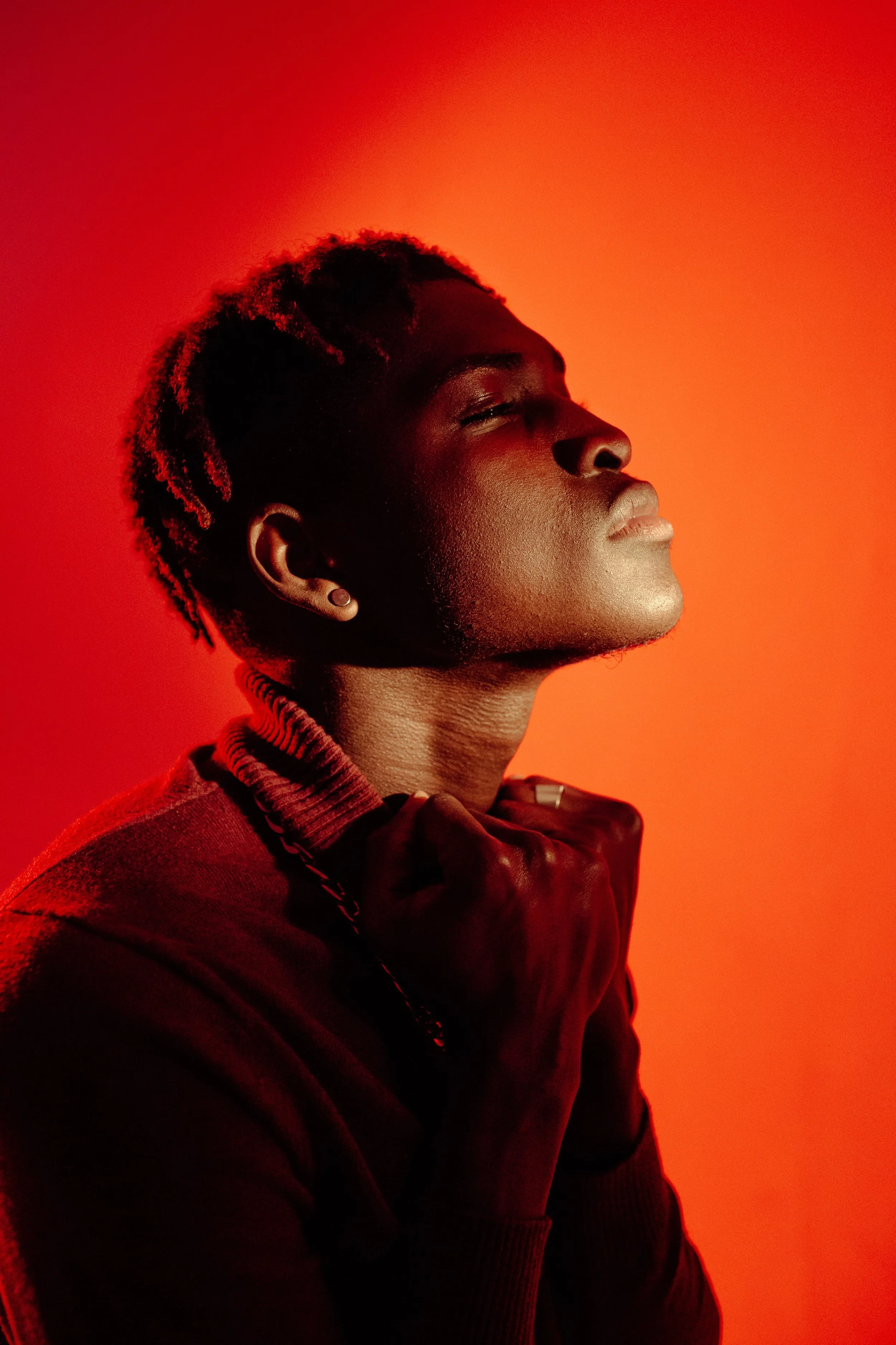 Artista uomo su sfondo arancione