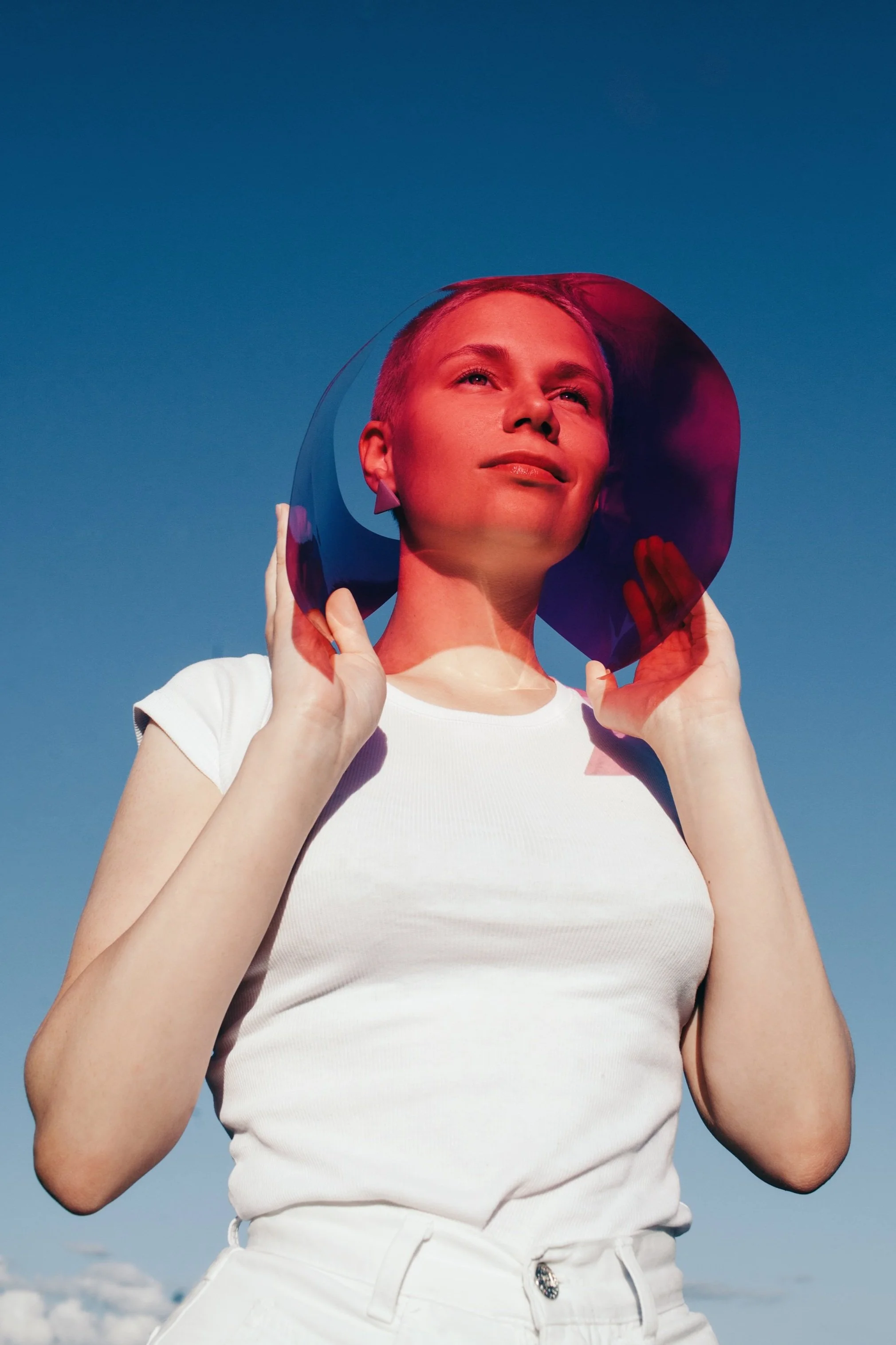 Artista donna illuminata di rosso su sfondo blu