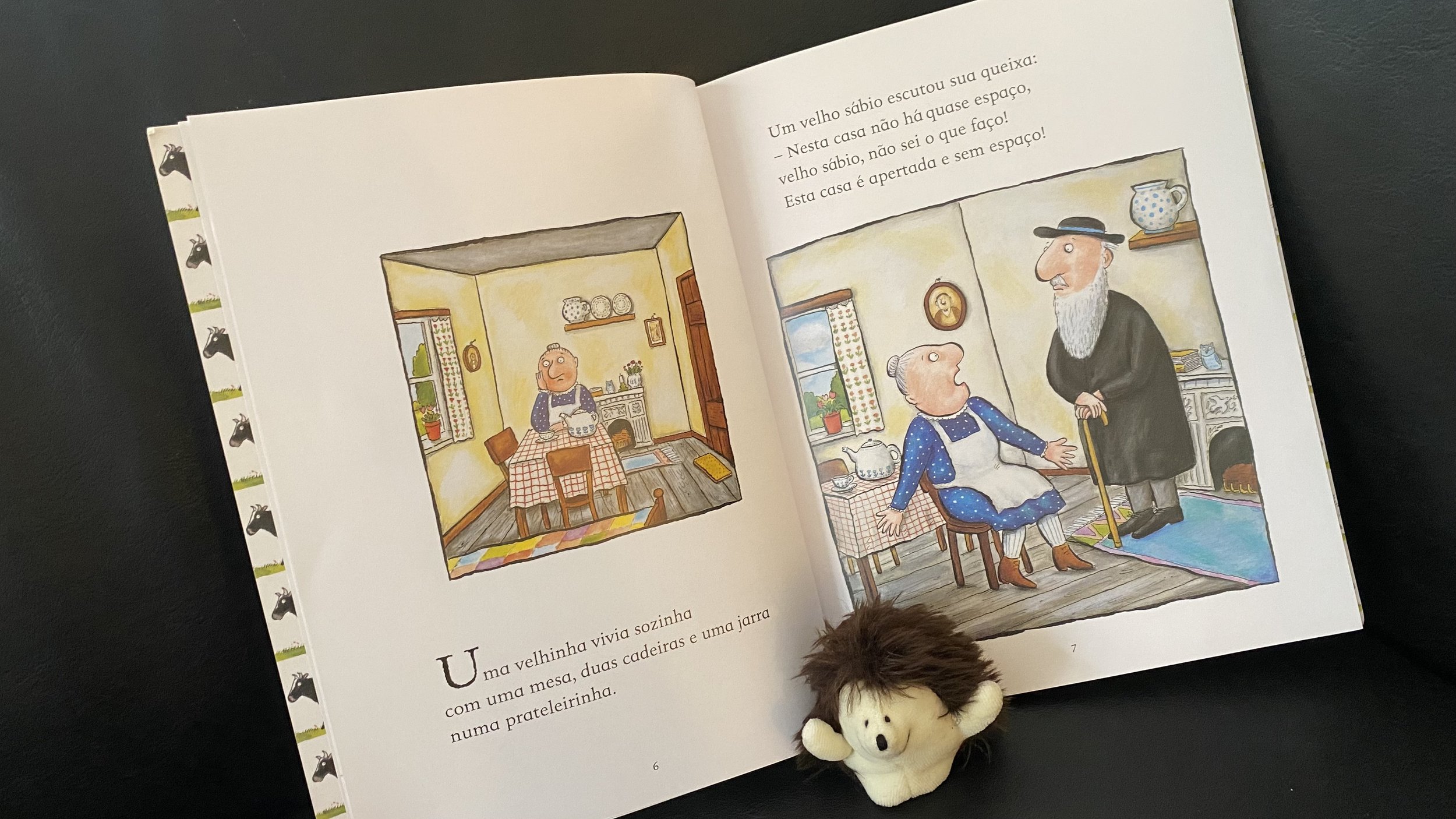Open book "A Squash and a Squeeze" from Portuguese version "Apertada e sem espaço"