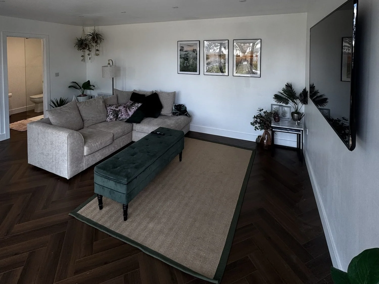 04-show-build-lounge.jpg