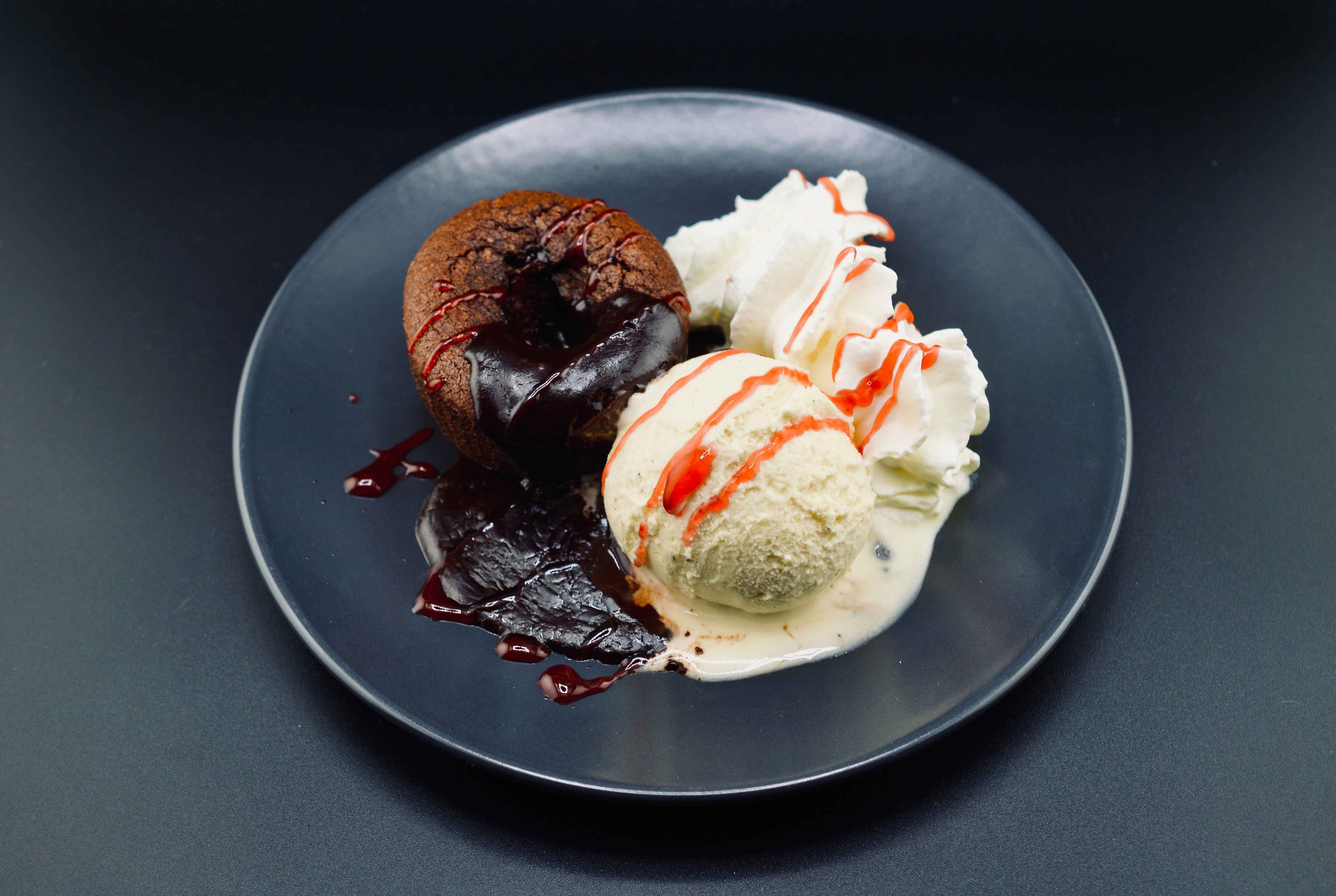 Goûtez le moelleux au chocolat et glace vanille.