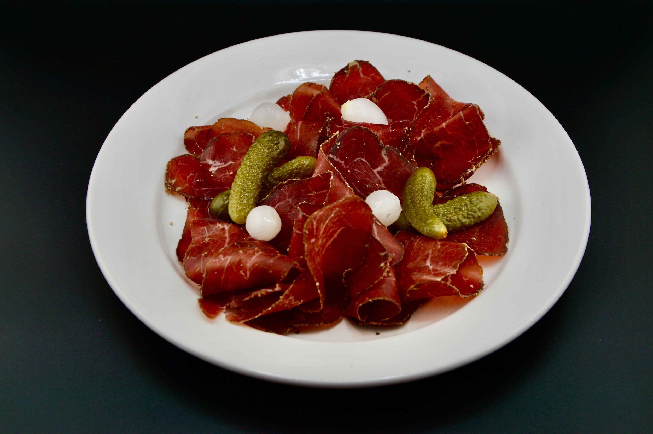 Assiette de viande séchée pour l'apéro.