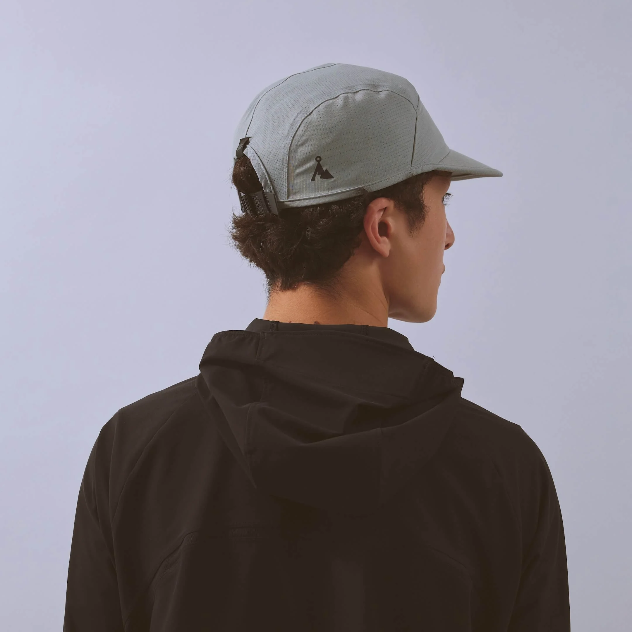 vaga-transit-lite-cap-unstructured-running-cap-aluminiumgrey-model-back-angle.jpg
