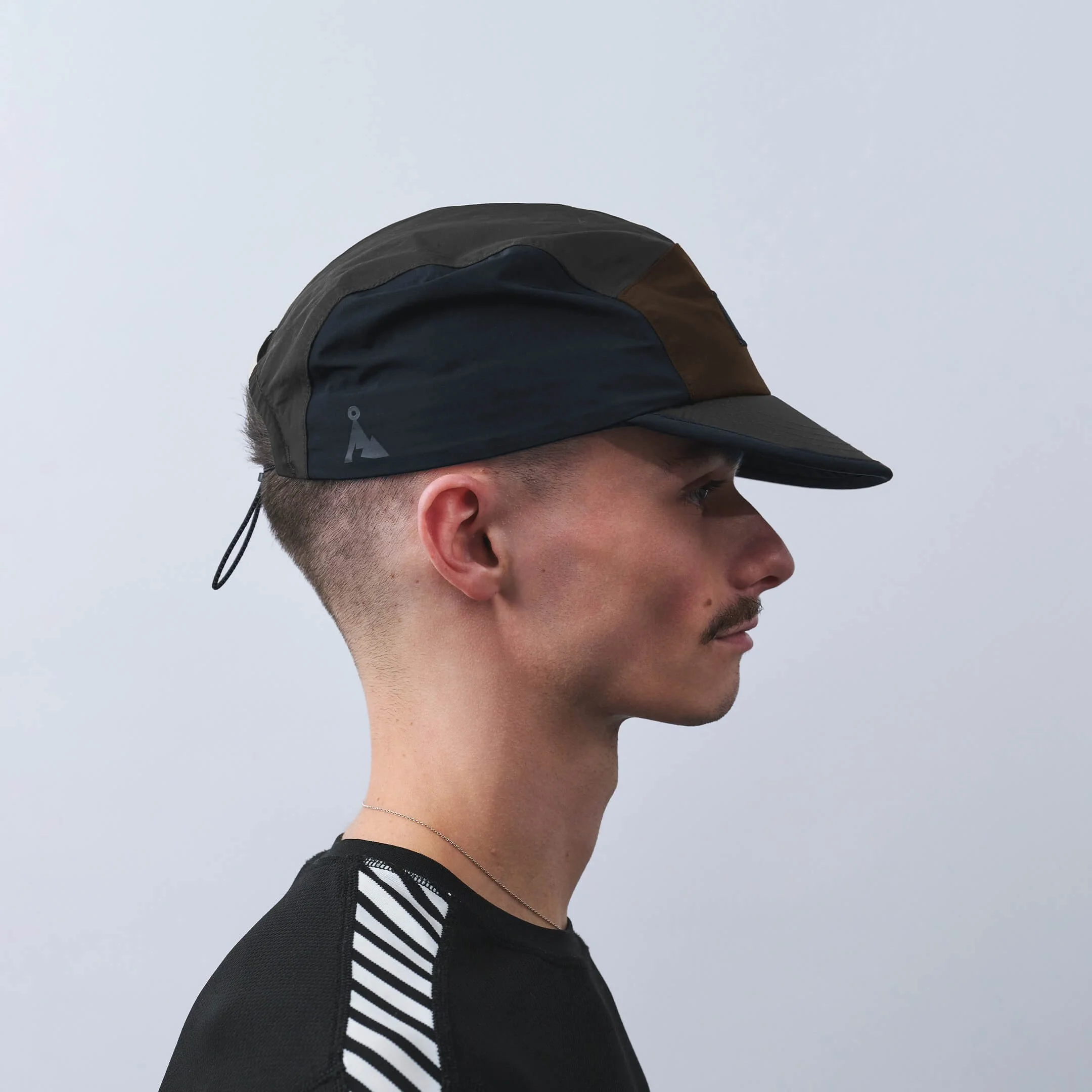 vaga-pacer-cap-running-cap-chrcoal-balck-brown-model-profile.jpg