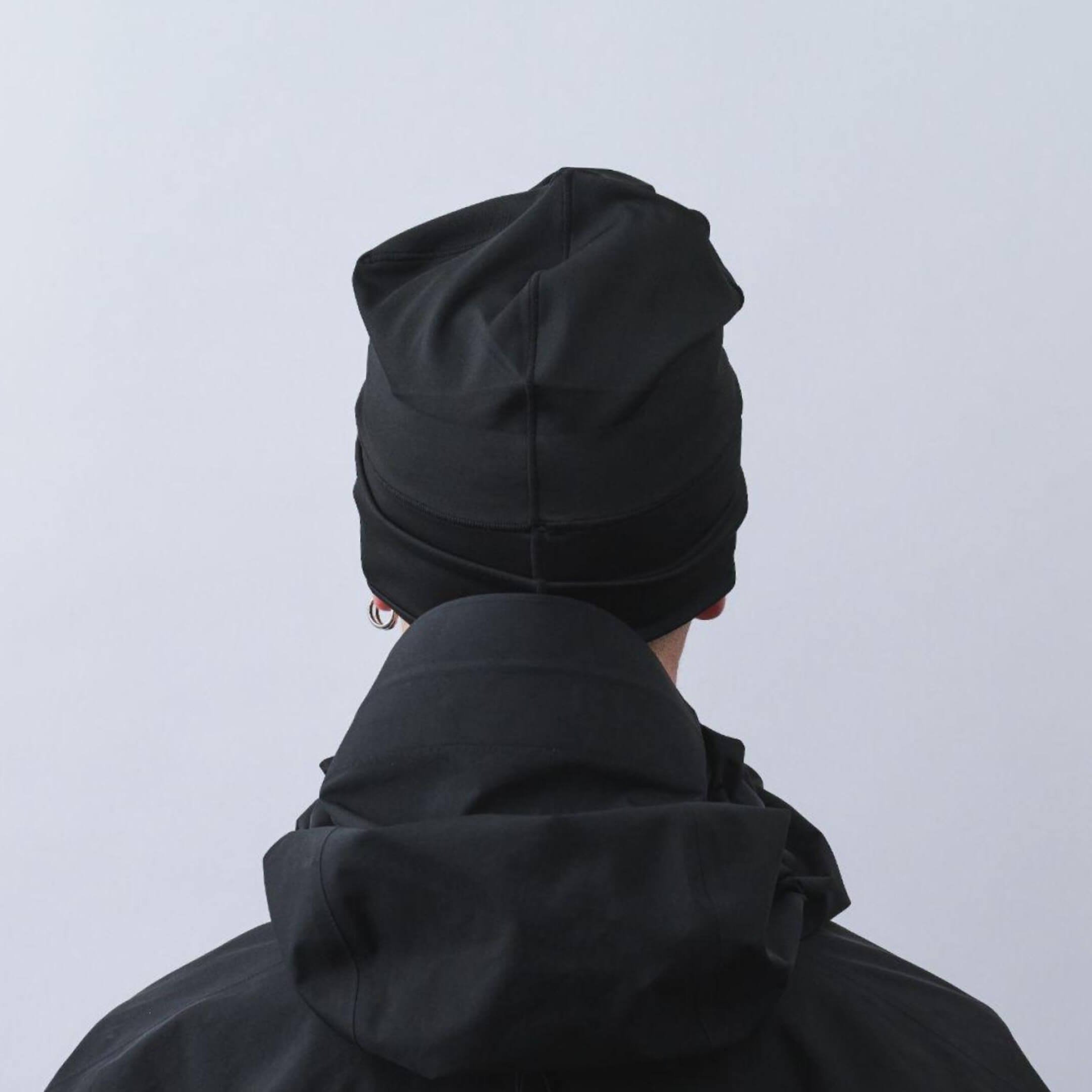 vaga-midweight-supersoft-skull-cap-running-beanie-black-model-back.jpg