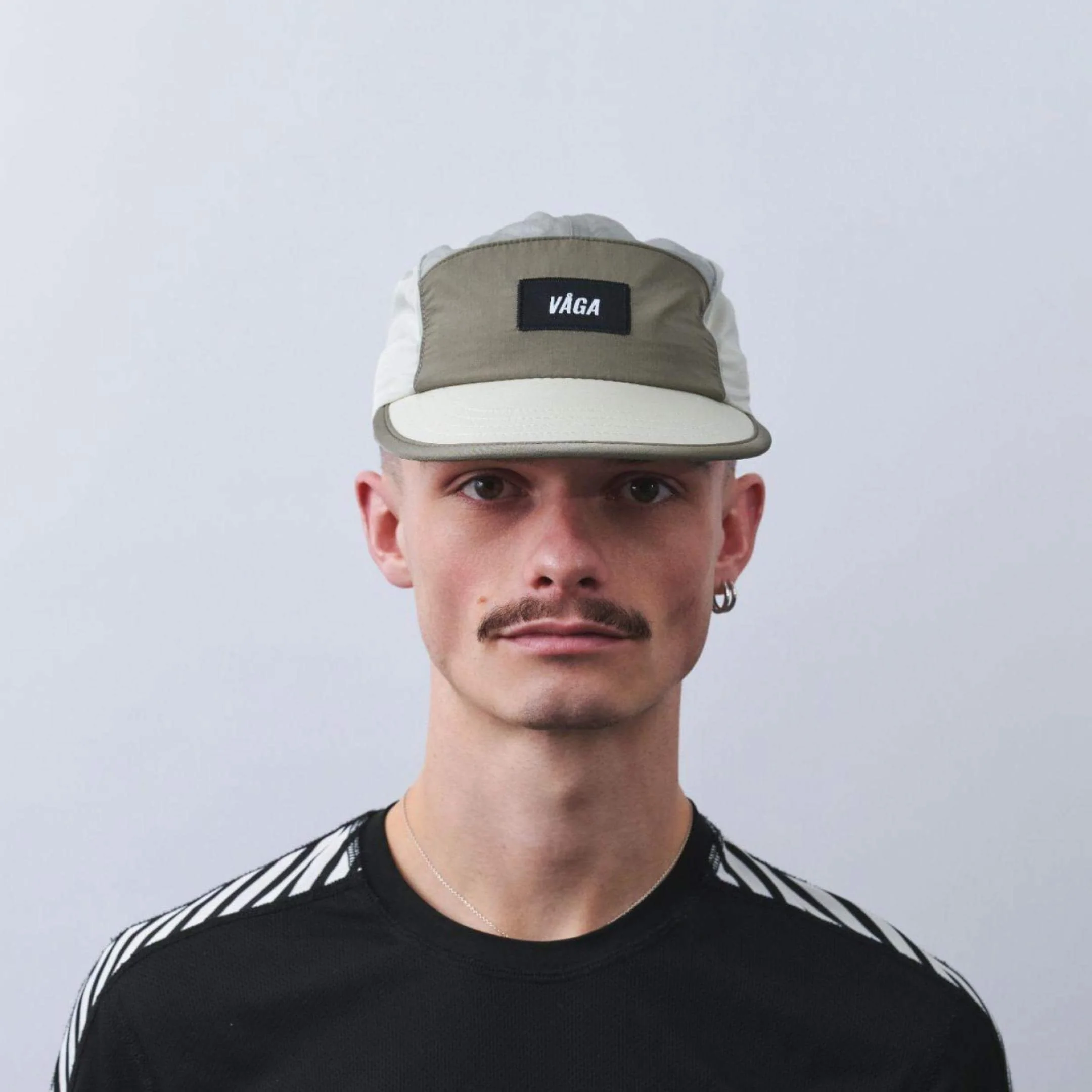 vaga-pacer-cap-running-cap-dustgrey-taupe-model-front.jpg