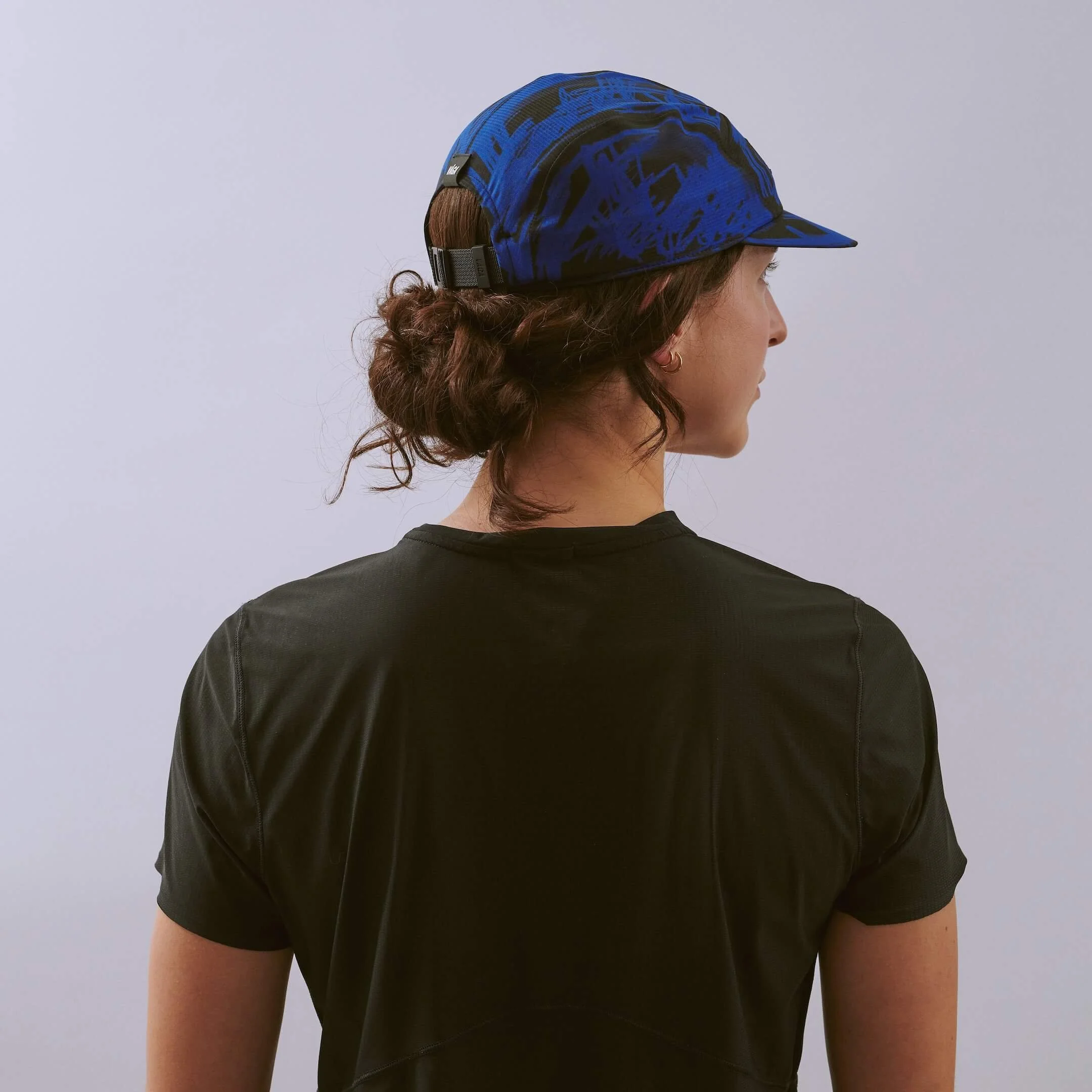 vaga-scribble-running-cap-electricblue-black-l-model-angle.jpg